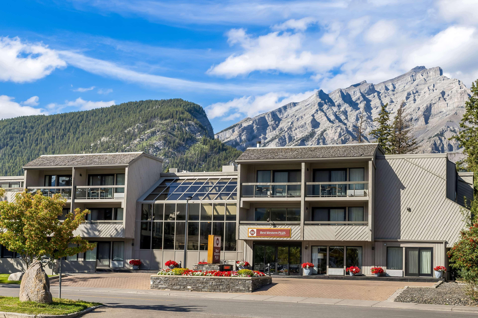 Vista Exterior Best Western Plus Banff International Lodge