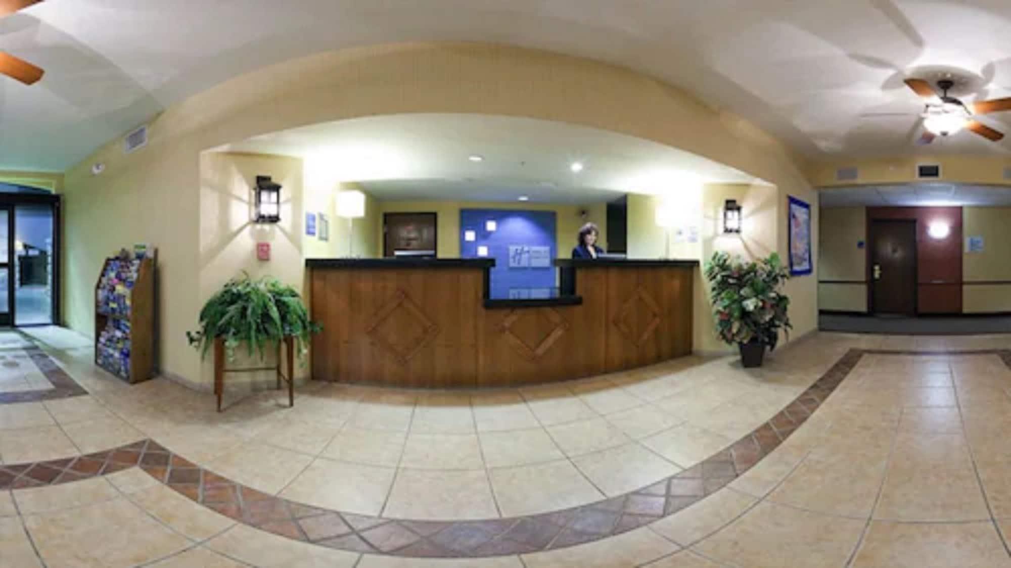 Vista Lobby Holiday Inn Express Hotel & Suites Bishop by IHG