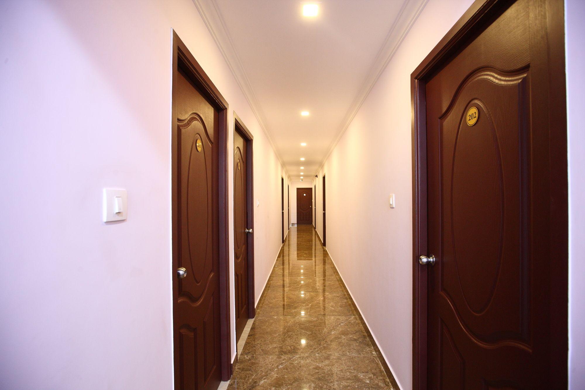 Varios OYO 8446 Bouvana Residency