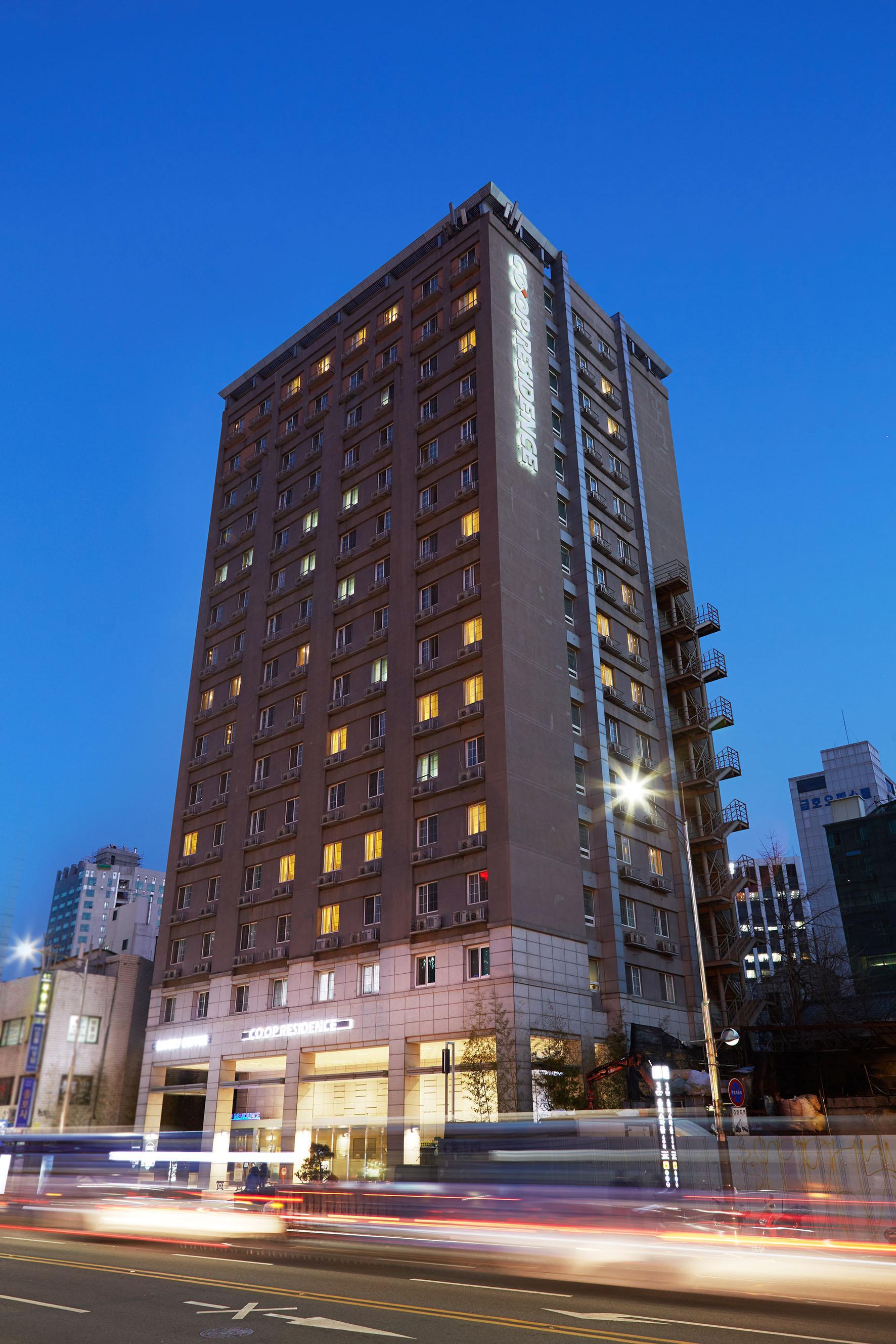Vista Exterior Uljiro Co-Op Residence