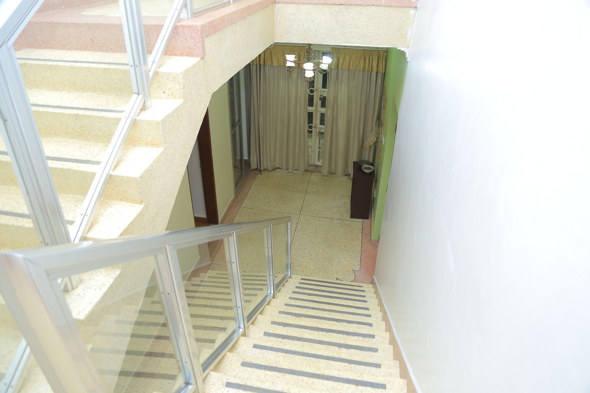 Vista Lobby Adonai Guest House - Hostel