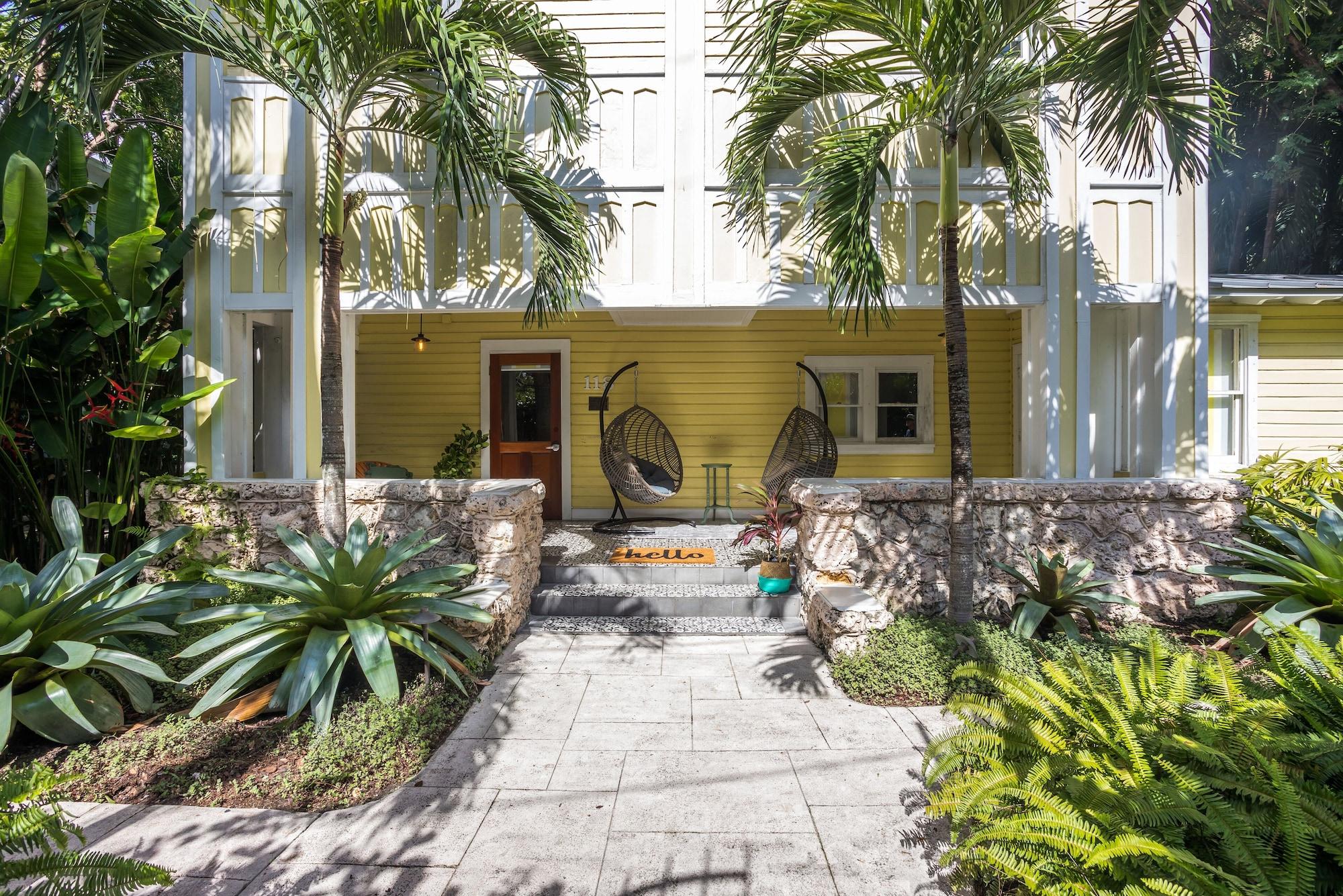 Vista Exterior Miami River Inn By Renzzi