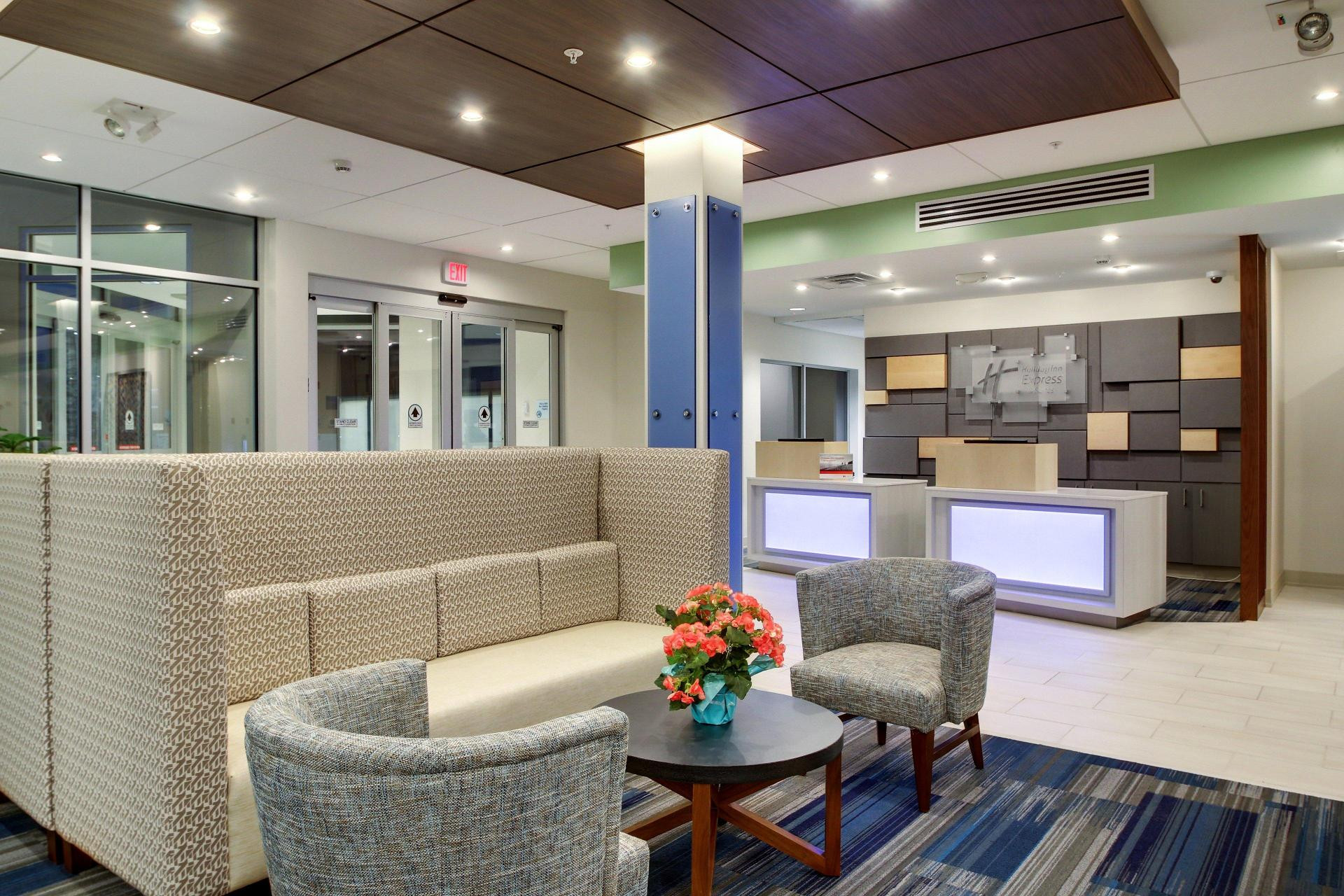 Vista Lobby Holiday Inn Express & Suites Galesburg by IHG