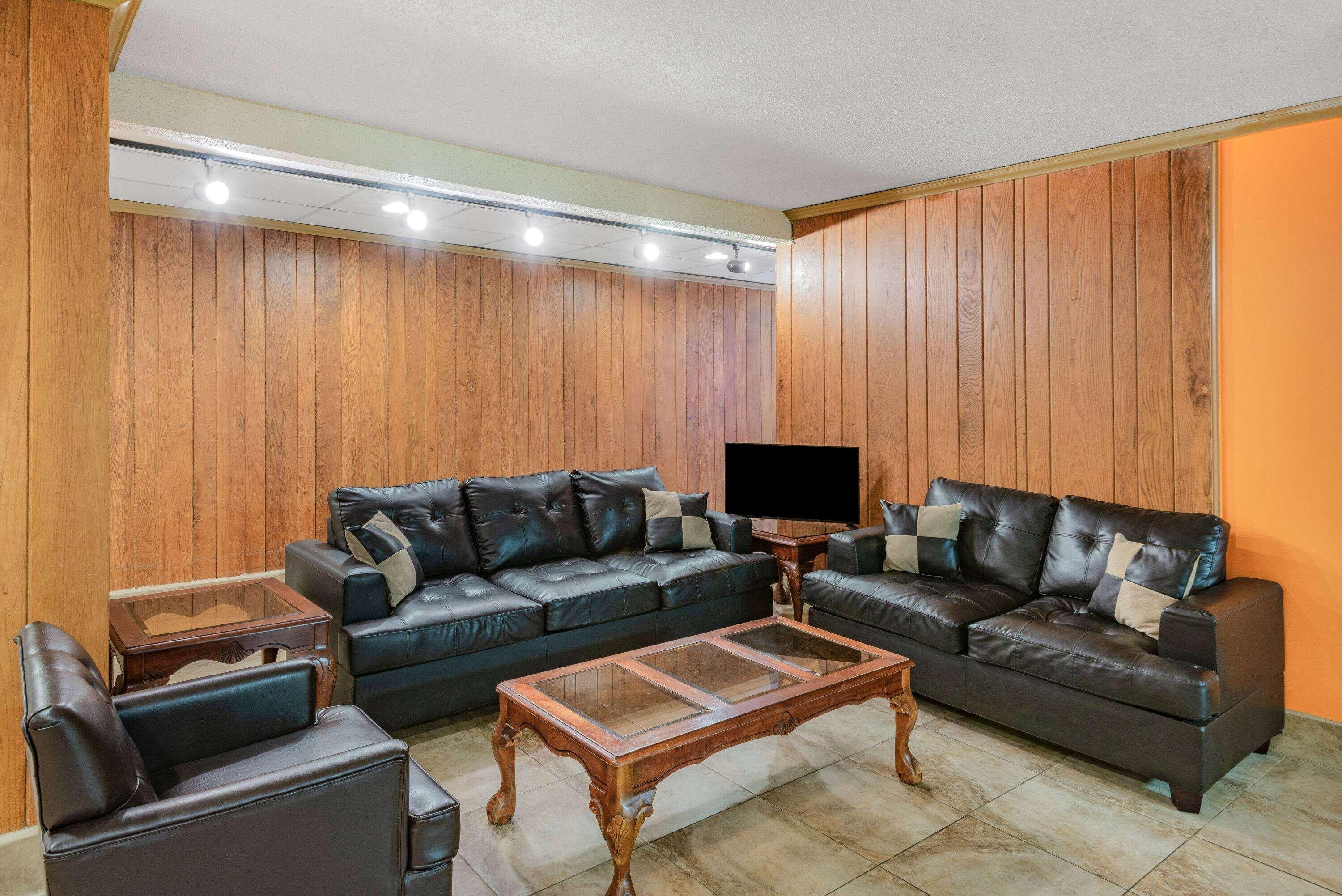 Vista Lobby Howard Johnson by Wyndham Staunton