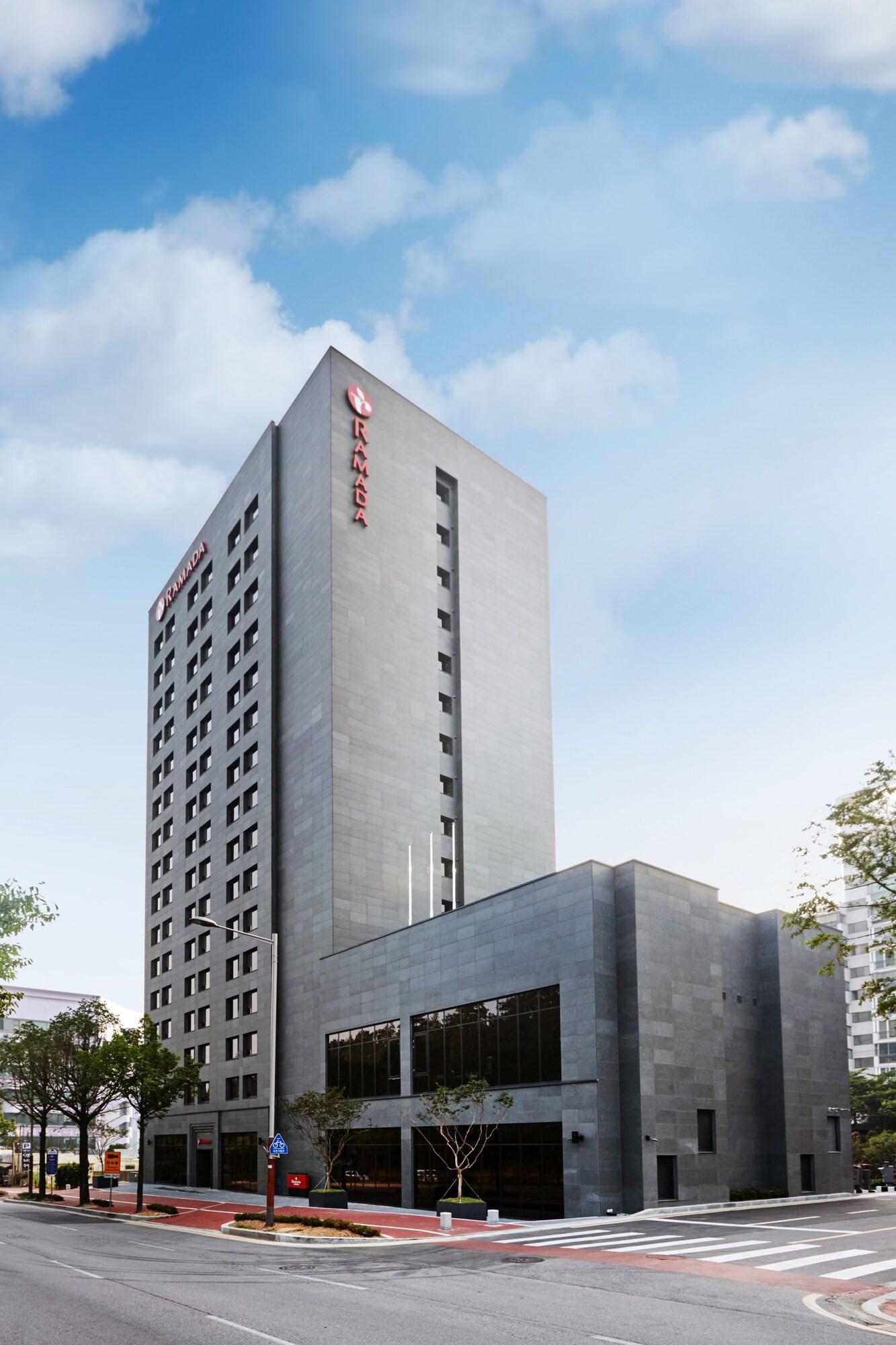 Vista Exterior Ramada by Wyndham Gunsan