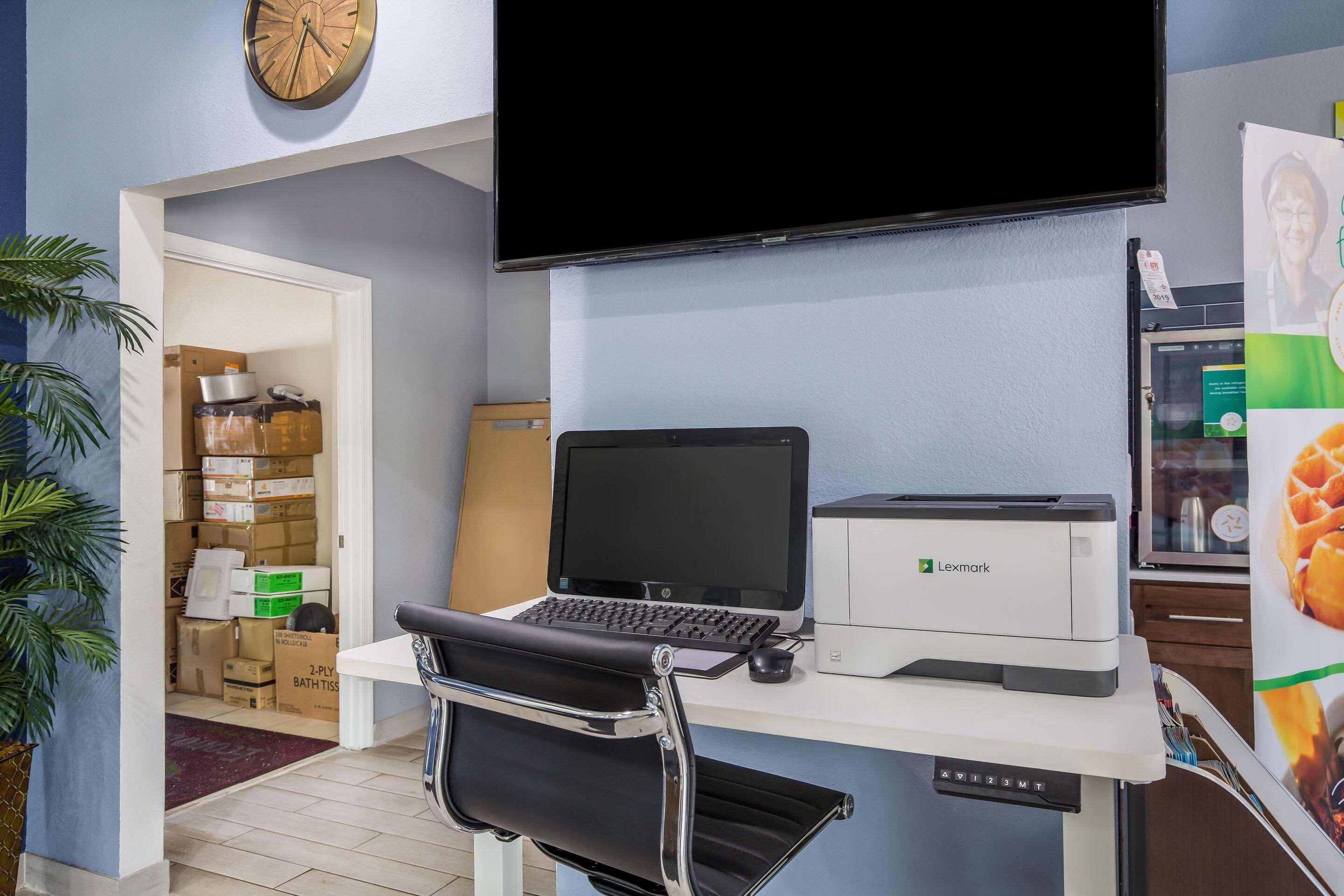 Centro de Negocios Quality Inn & Suites Suffolk Area