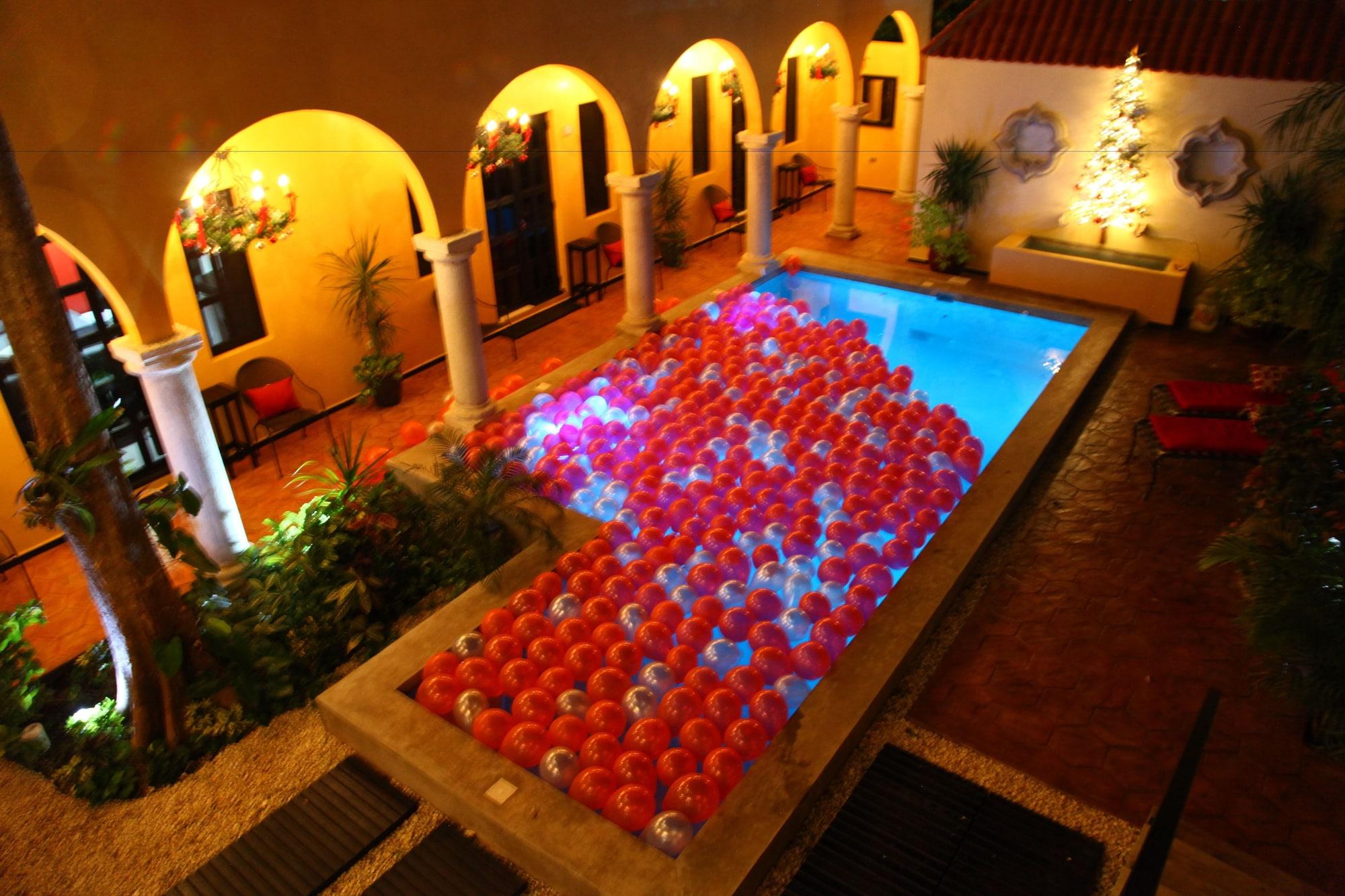 Vista Piscina Ochenta Y Dos an urban bed & breakfast
