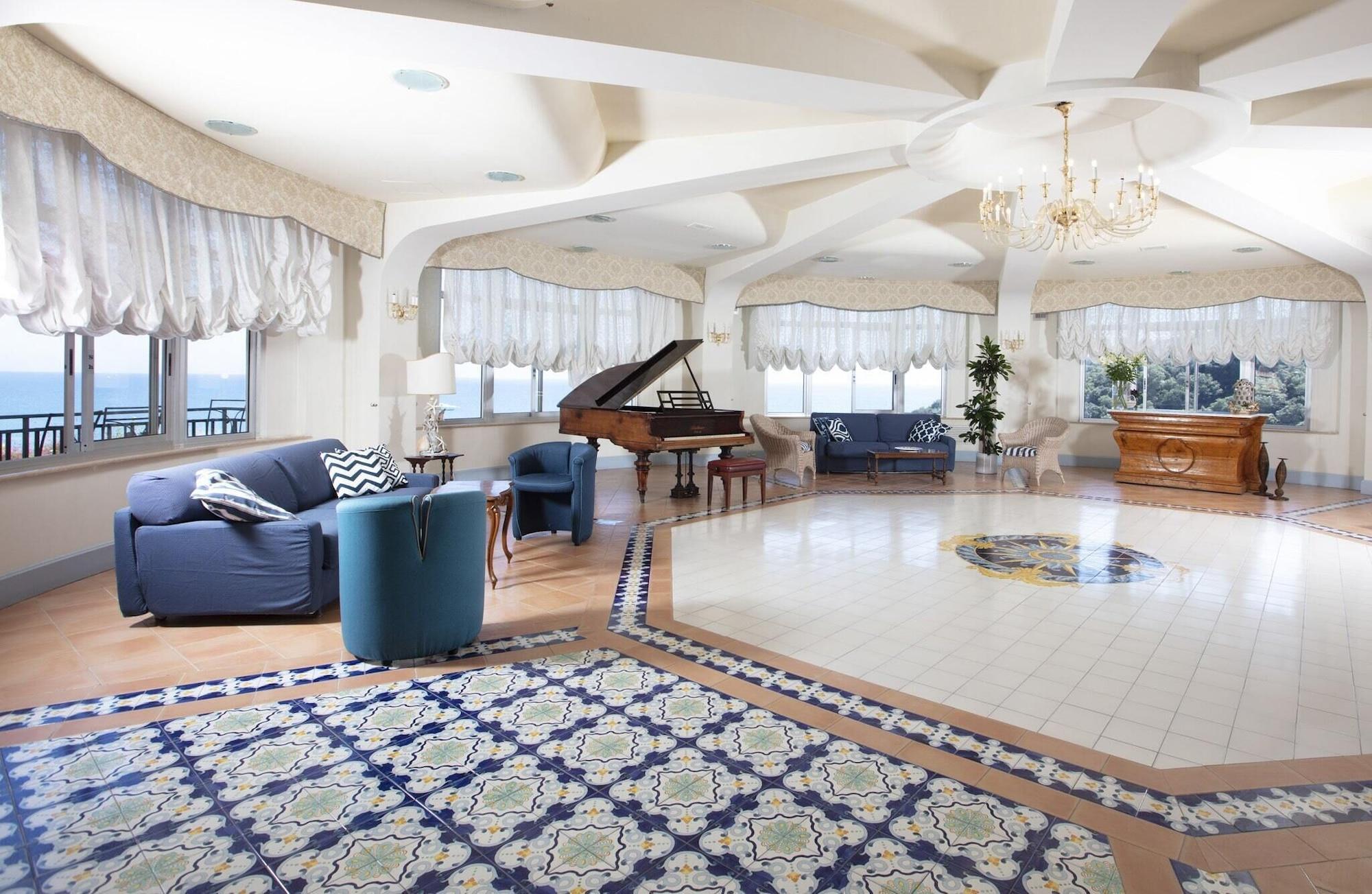 Vista Lobby Summit Hotel