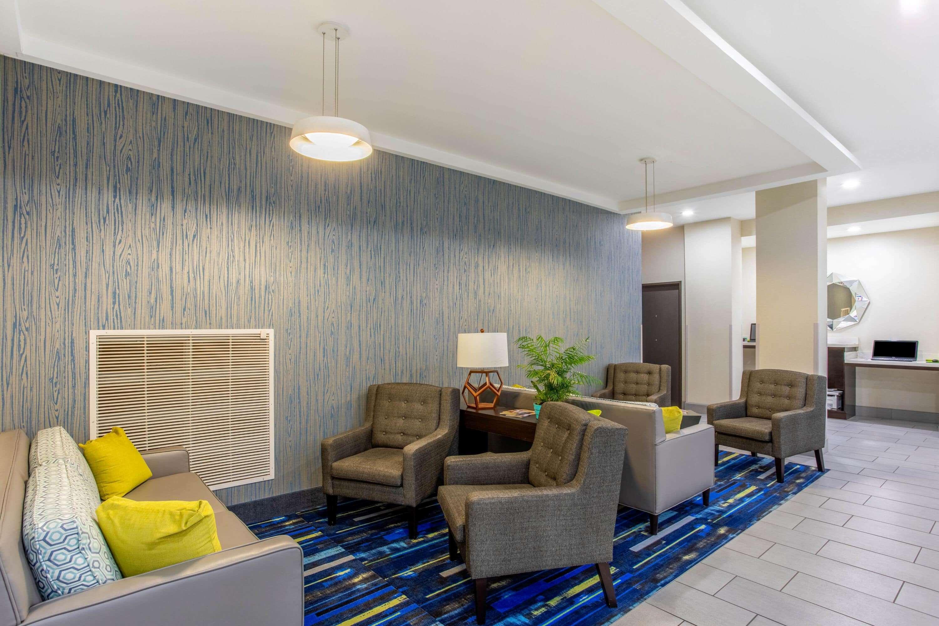 Vista Lobby La Quinta Inn & Suites by Wyndham Cullman