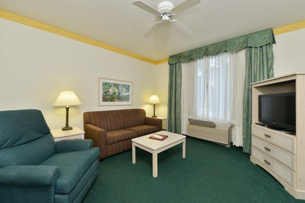 Hotel Comfort Suites Maingate East
