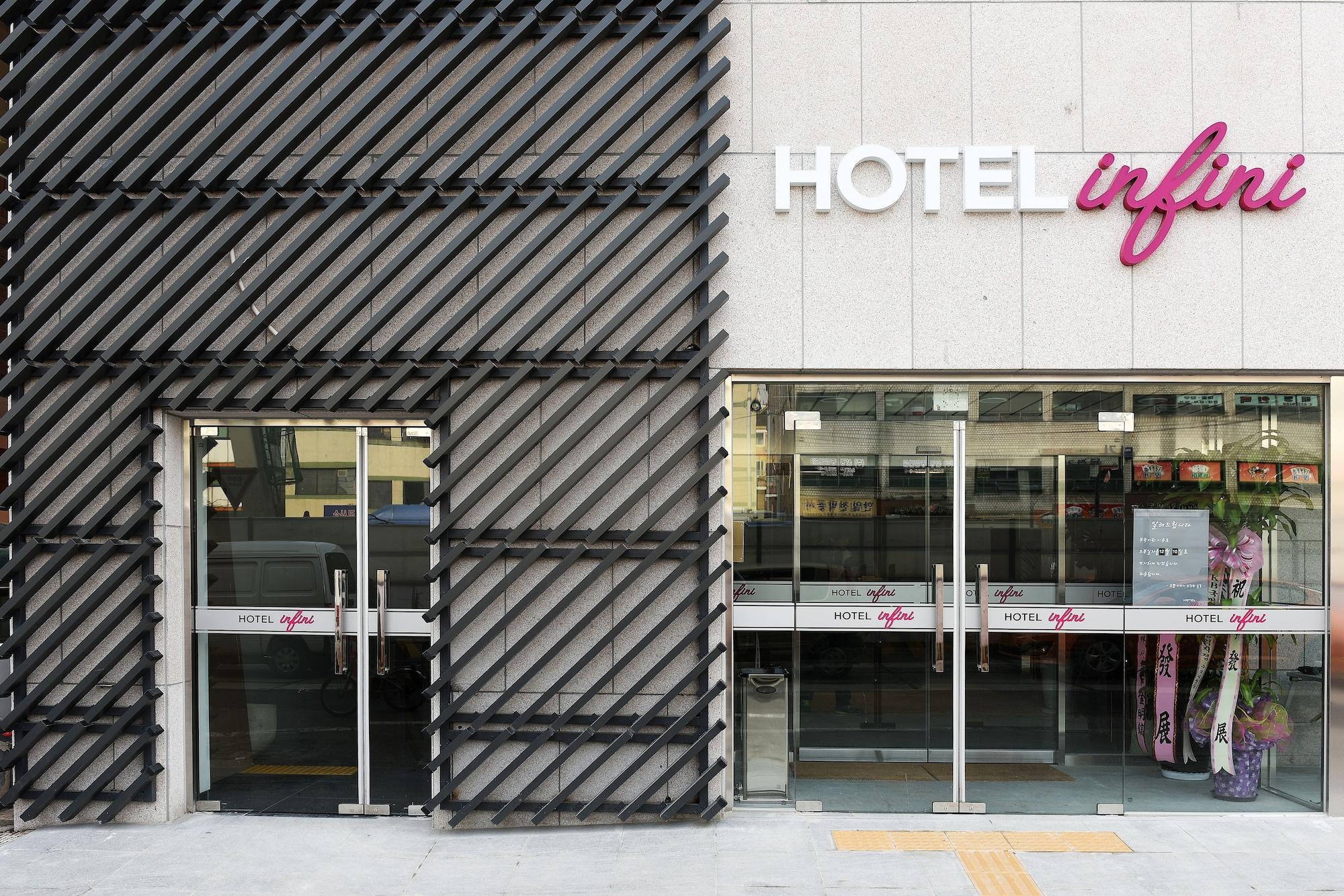 Vista Exterior Hotel Infini