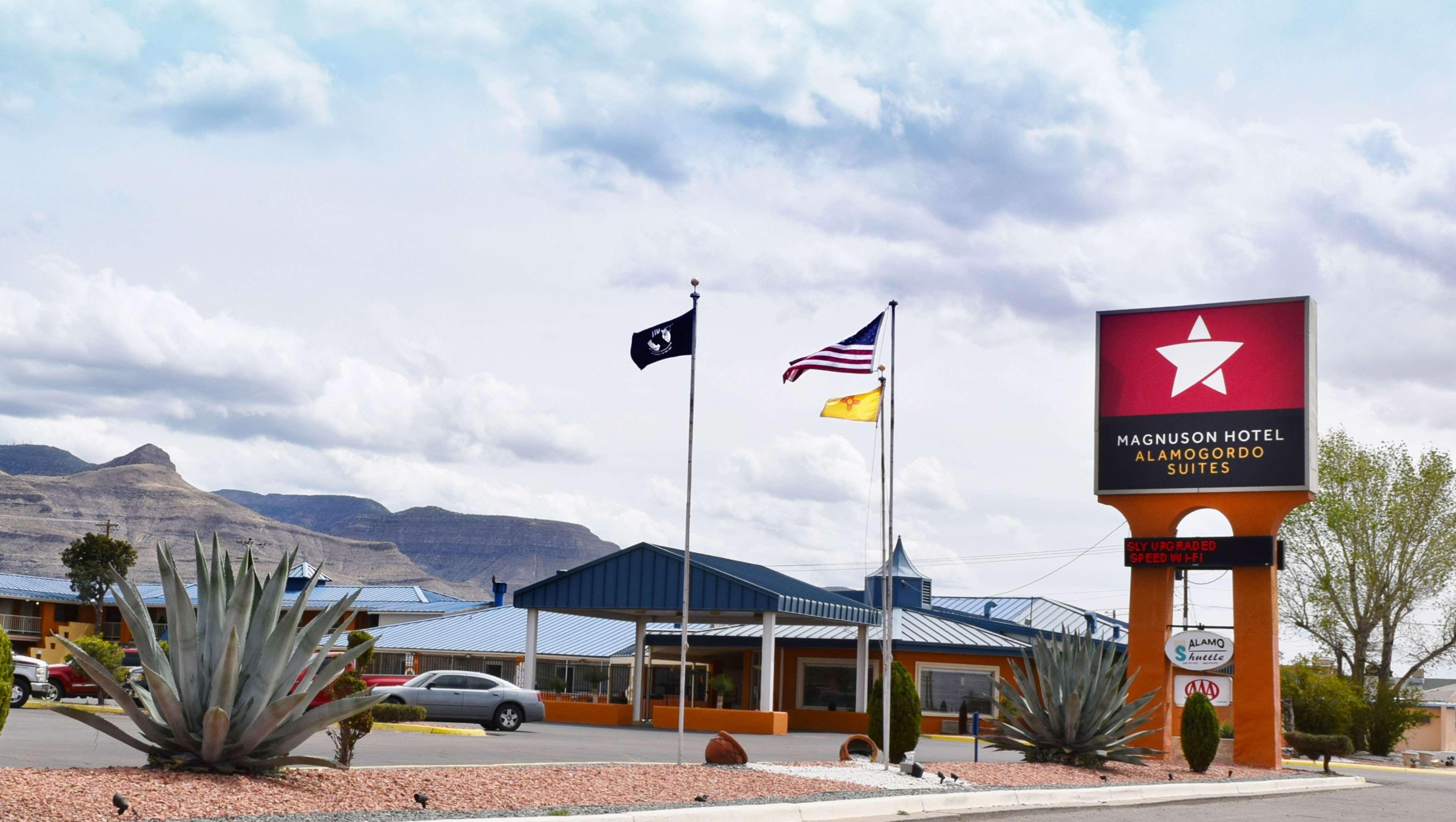 Vista Exterior The Classic Desert Aire Hotel