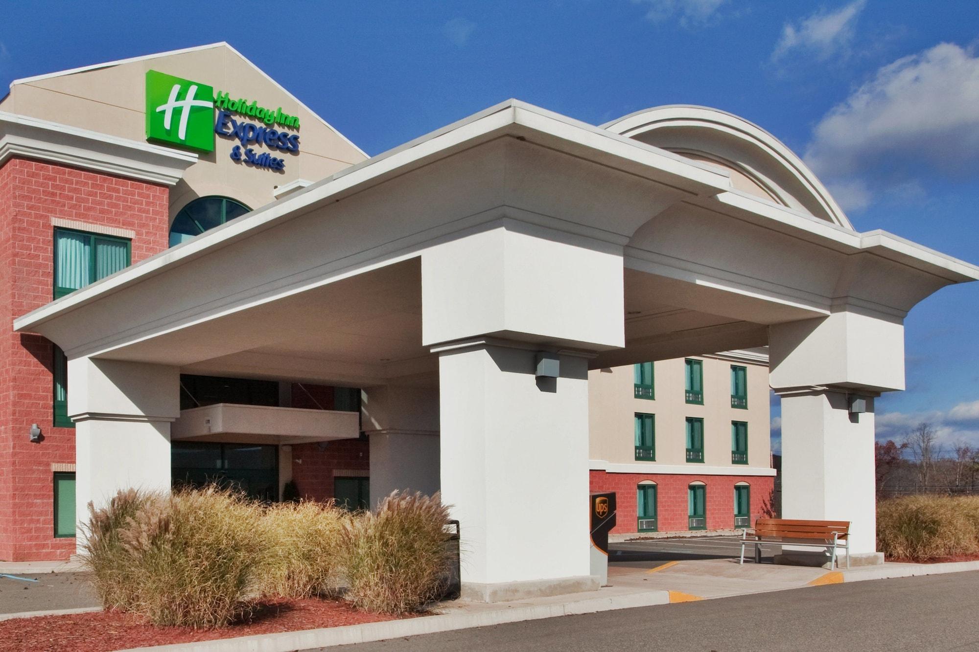 Varios Holiday Inn Express Hotel & Suites Drums by IHG