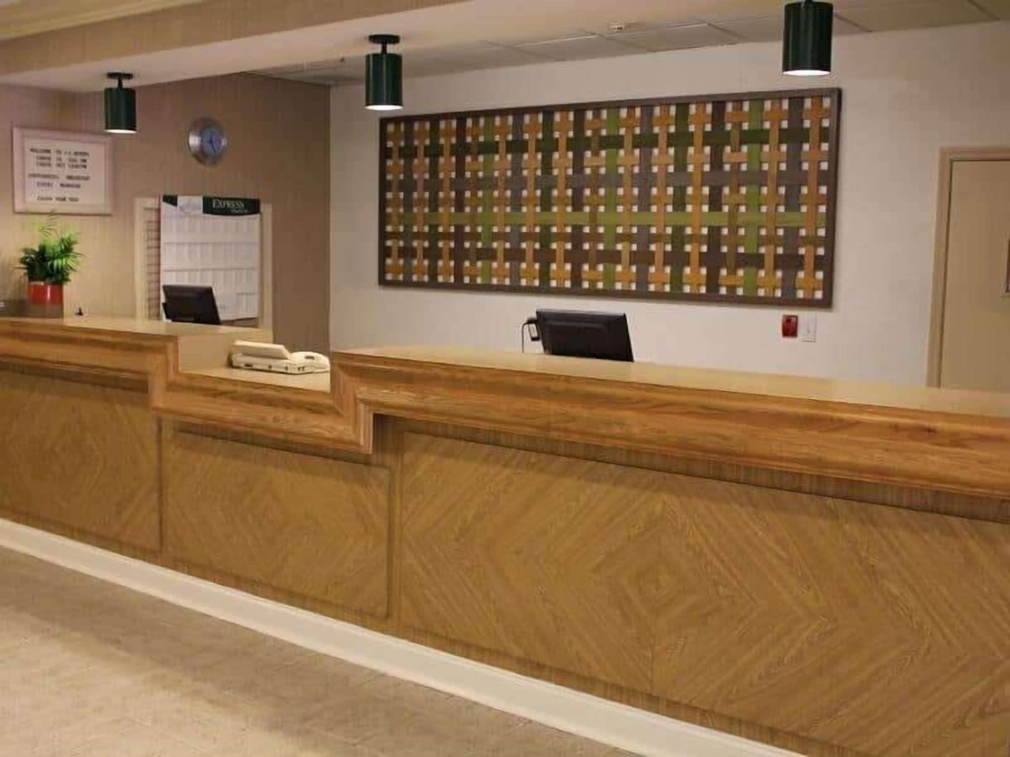 Vista Lobby La Quinta Inn & Suites by Wyndham Coral Springs Univ Dr