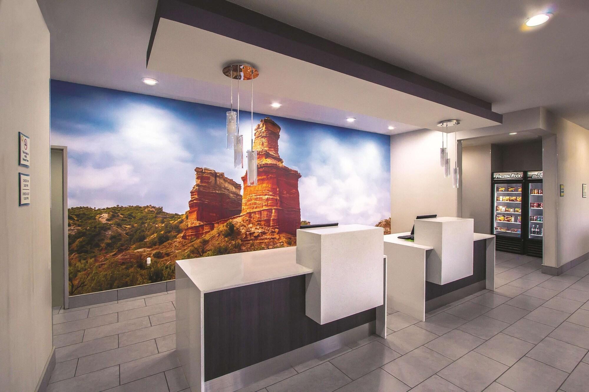 Vista Lobby La Quinta Inn & Suites by Wyndham Pampa