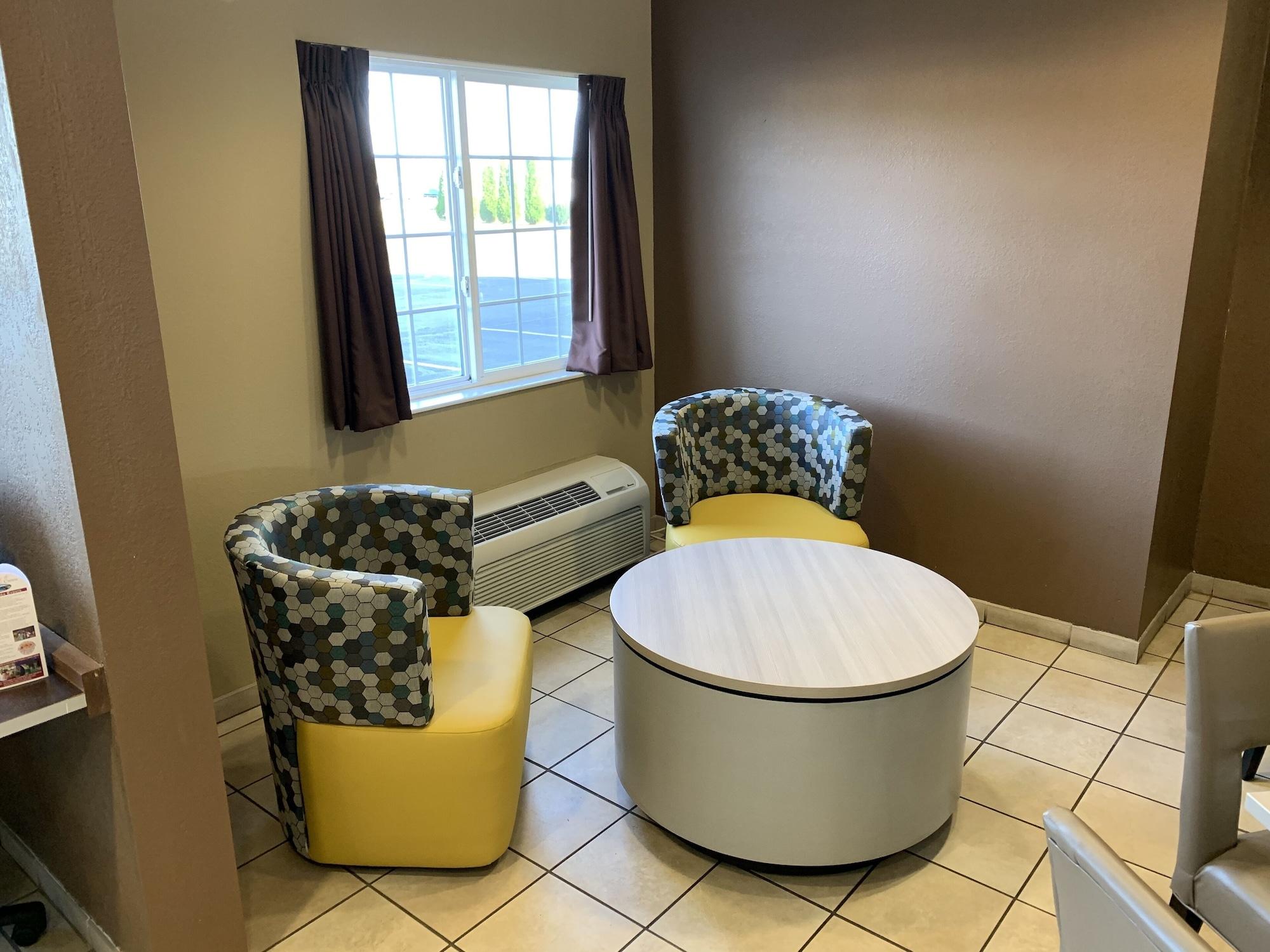 Vista Lobby Microtel Inn & Suites by Wyndham Prairie du Chien