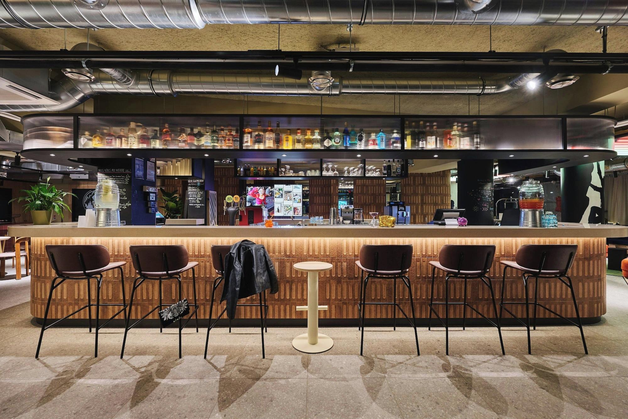 Bar/Salón Moxy Annecy