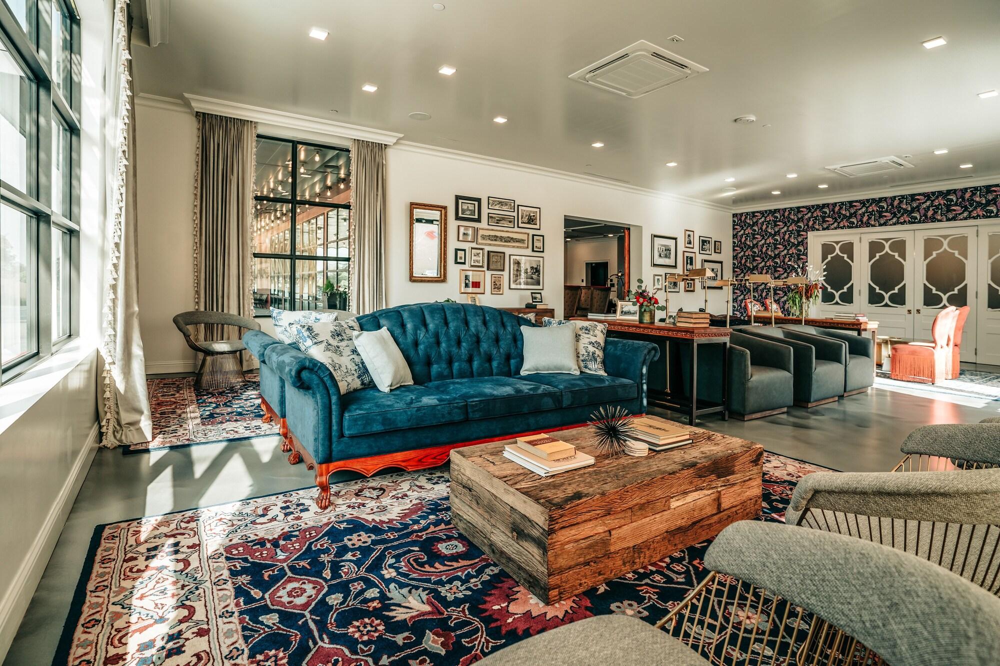 Vista Lobby Colton House Hotel