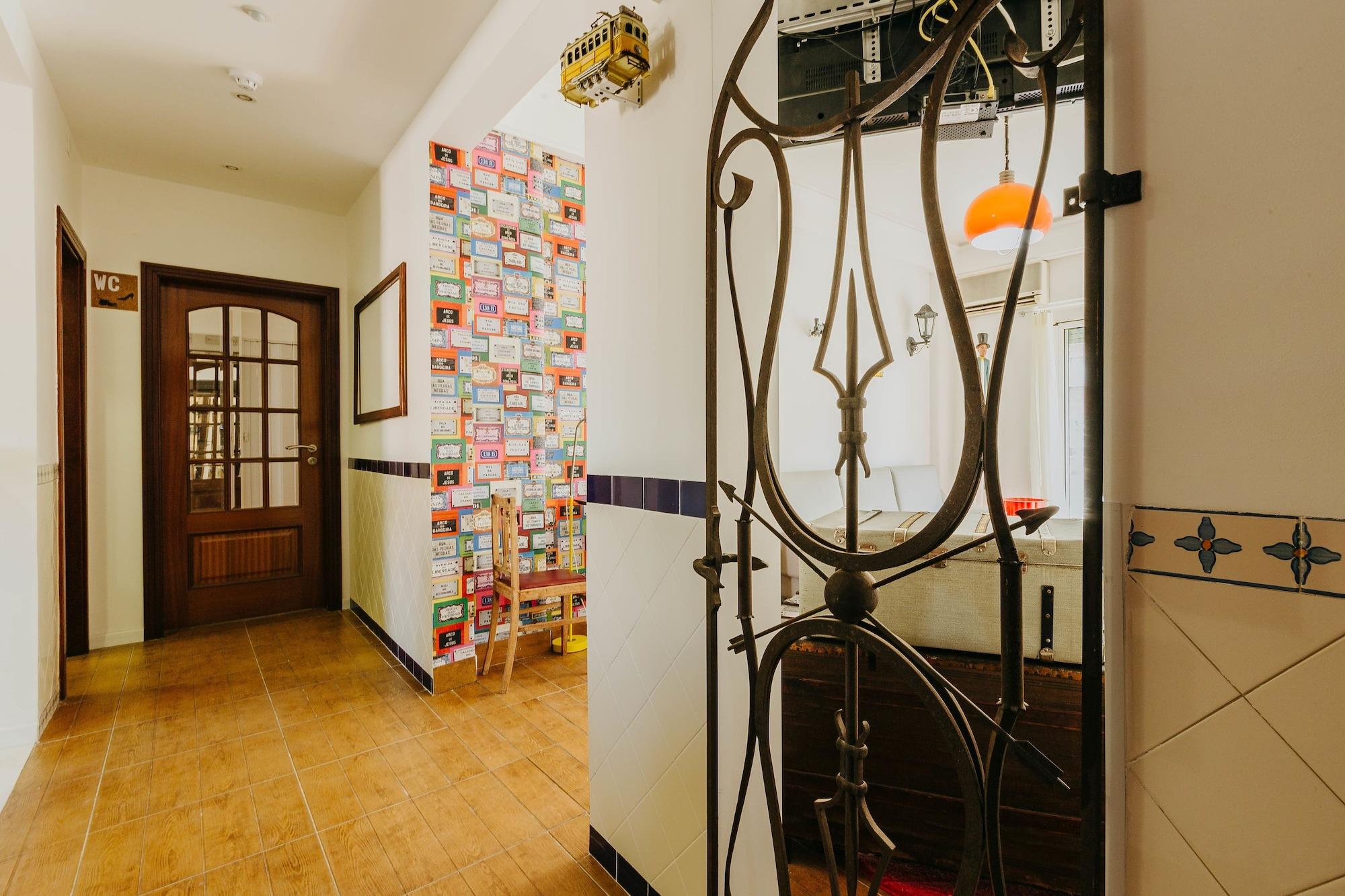 Varios Santos Hostel - Lisbon