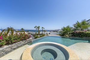 Arriendo temporal - 6 BR Huge Villa Steps To Beach Plus A Pool House