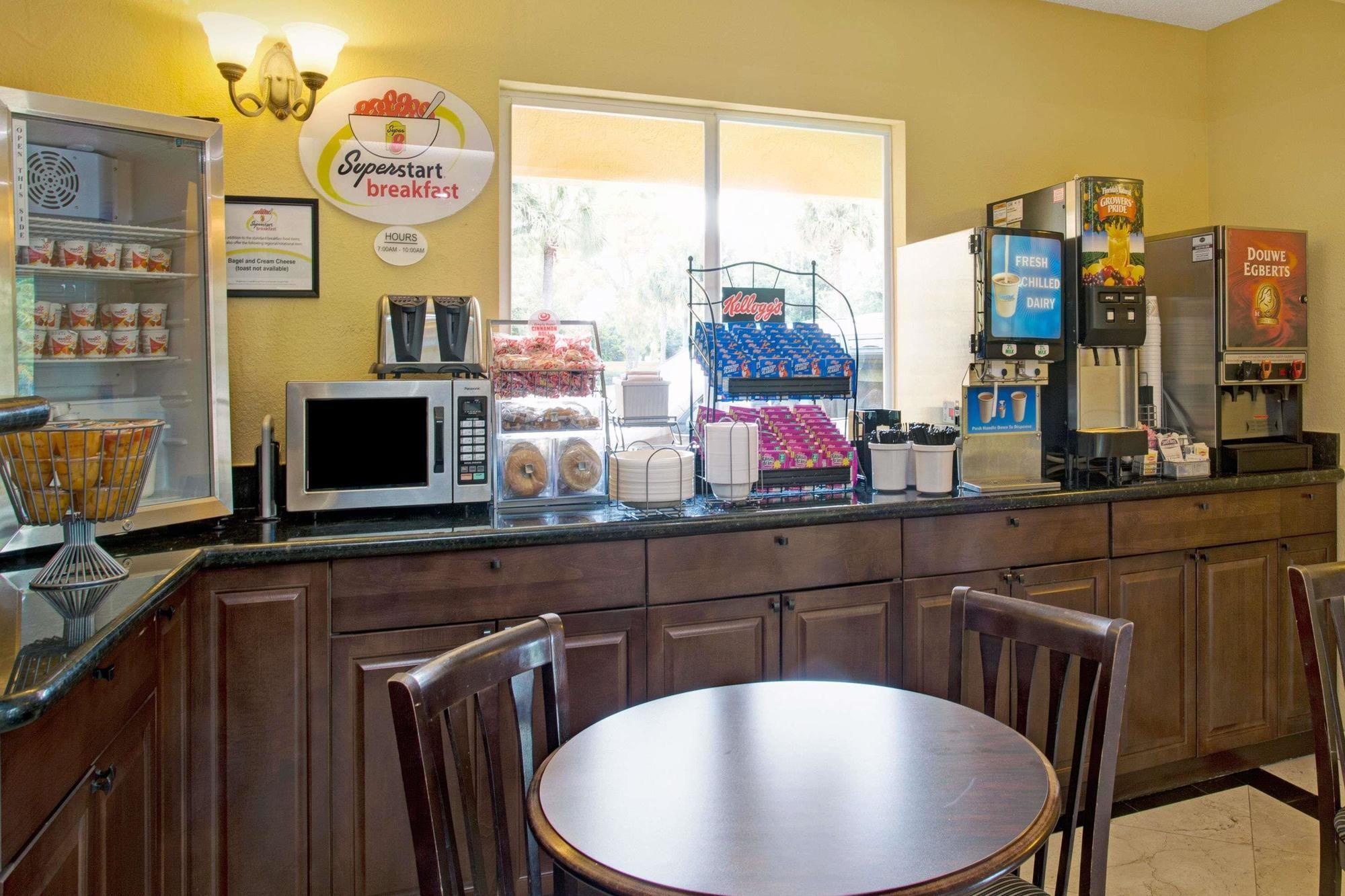 Comodidades del Alojamiento Super 8 by Wyndham Dania/Fort Lauderdale Arpt