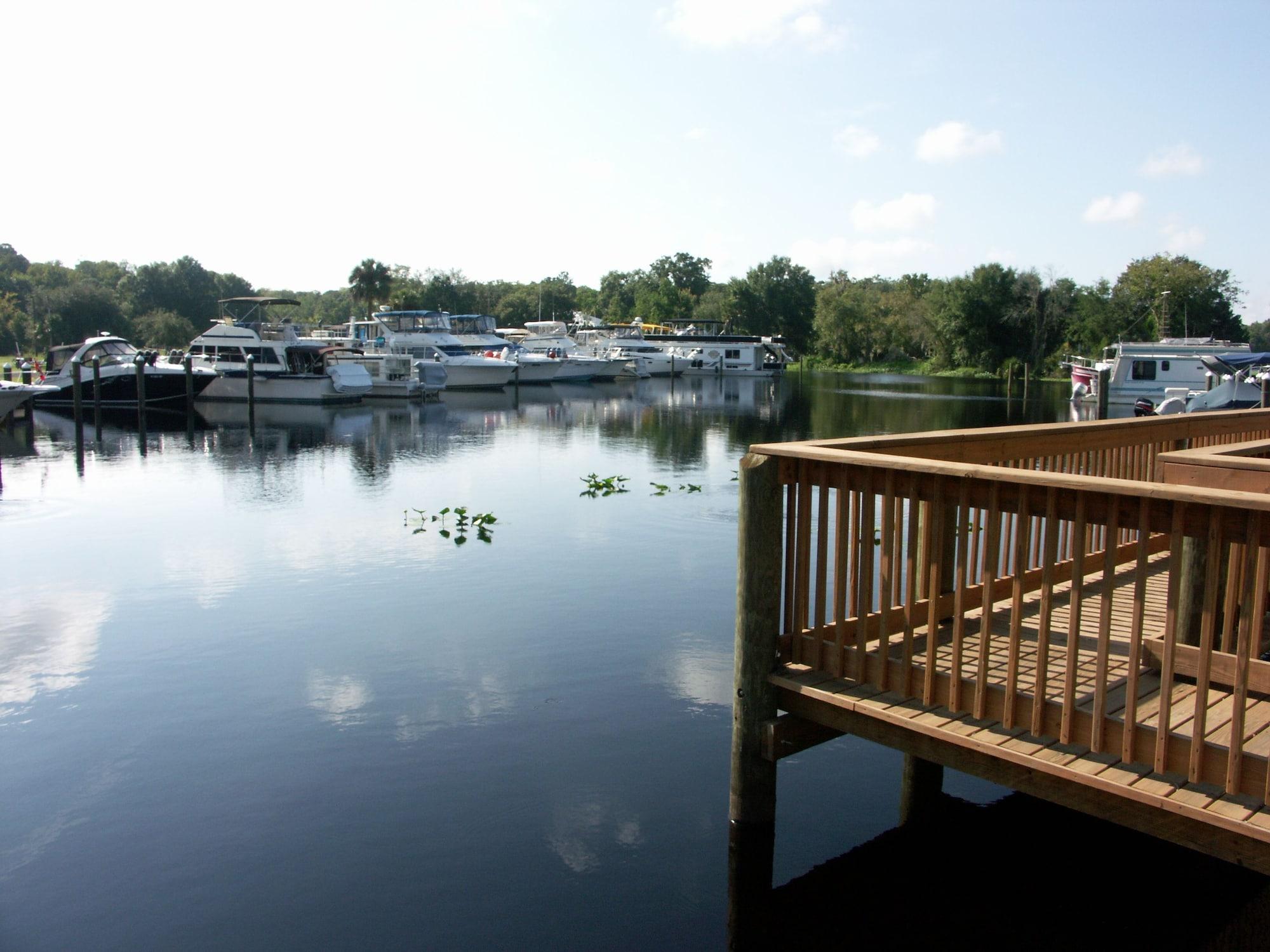 Varios Astor Bridge Marina & Motel