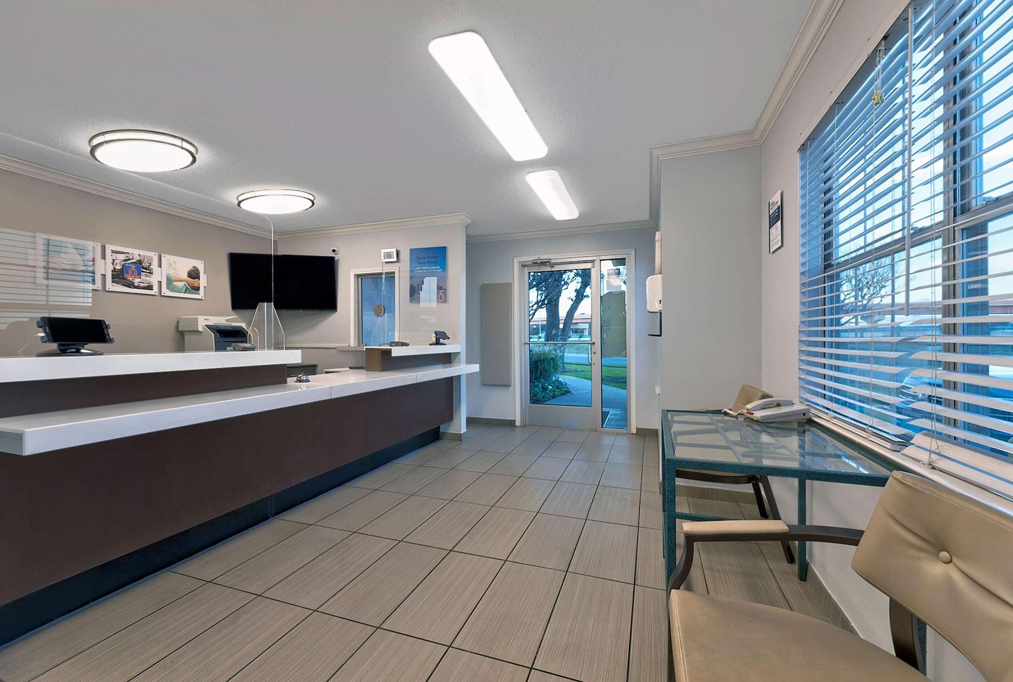 Vista Lobby Studio 6 North Richland Hills, TX - Fort Worth
