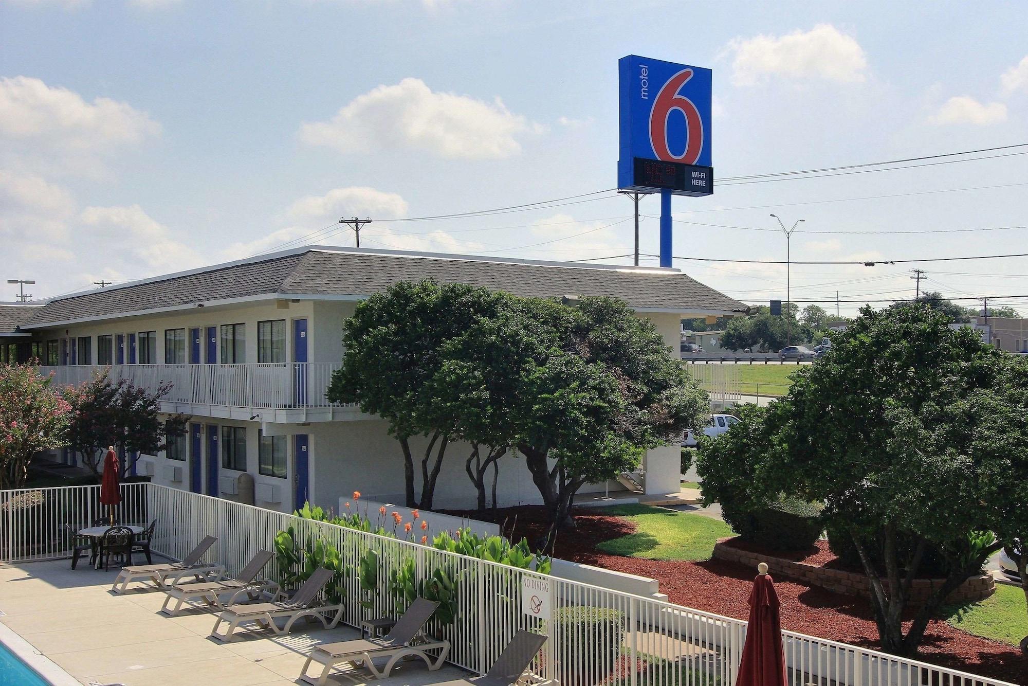 Vista Exterior Motel 6 Austin, TX - North