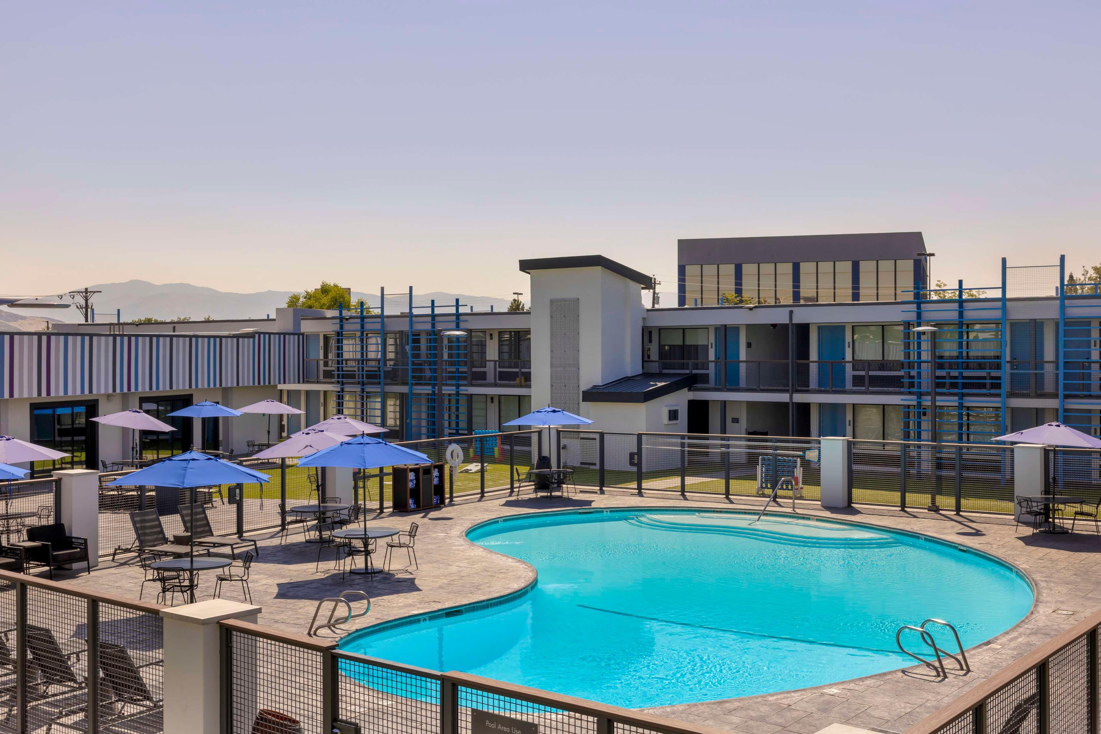 Vista Piscina Super 8 Meadow Wood Courtyard