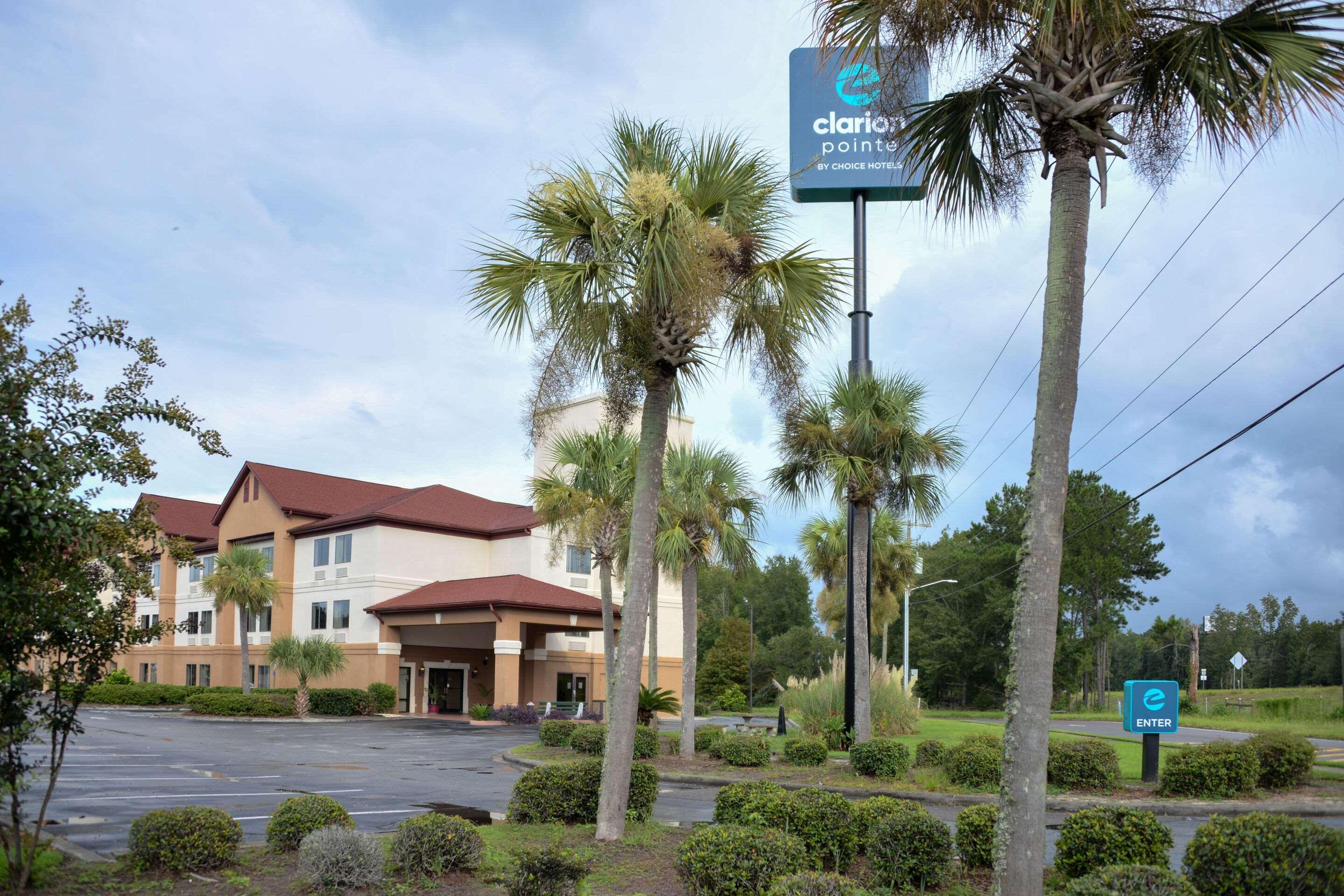 Vista Exterior Clarion Pointe Savannah Gateway I-95