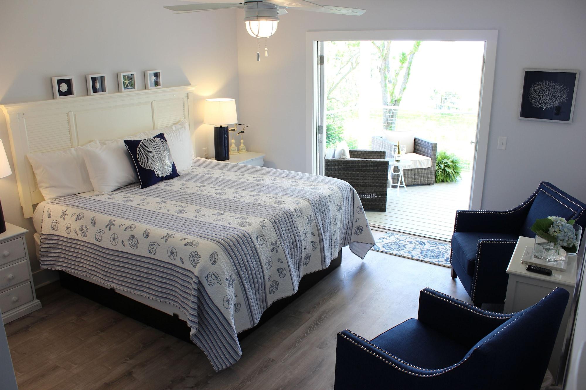 Varios Darien Waterfront Inn