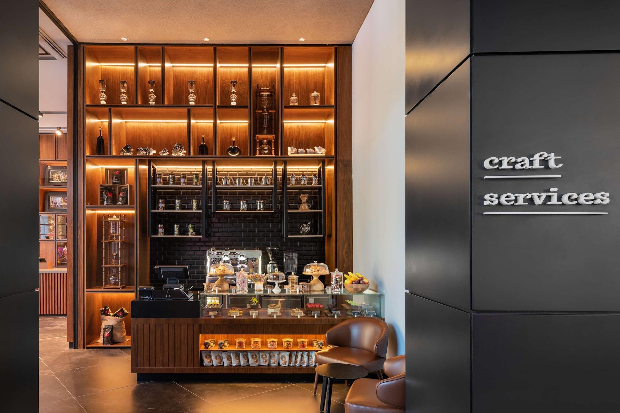 Restaurant The WB Abu Dhabi, Curio Collection by Hilton