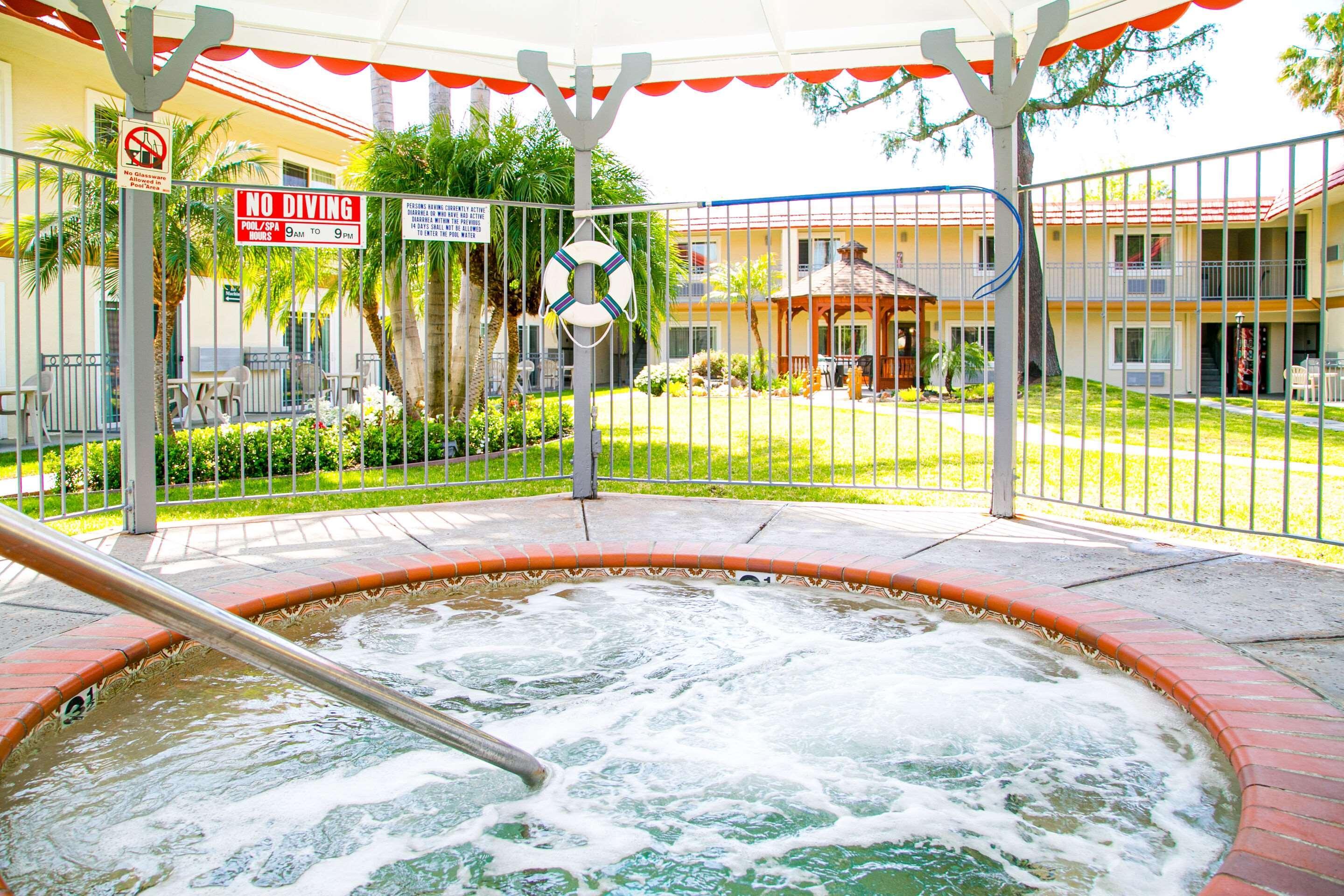 Vista Piscina Quality Inn & Suites Thousand Oaks - US101