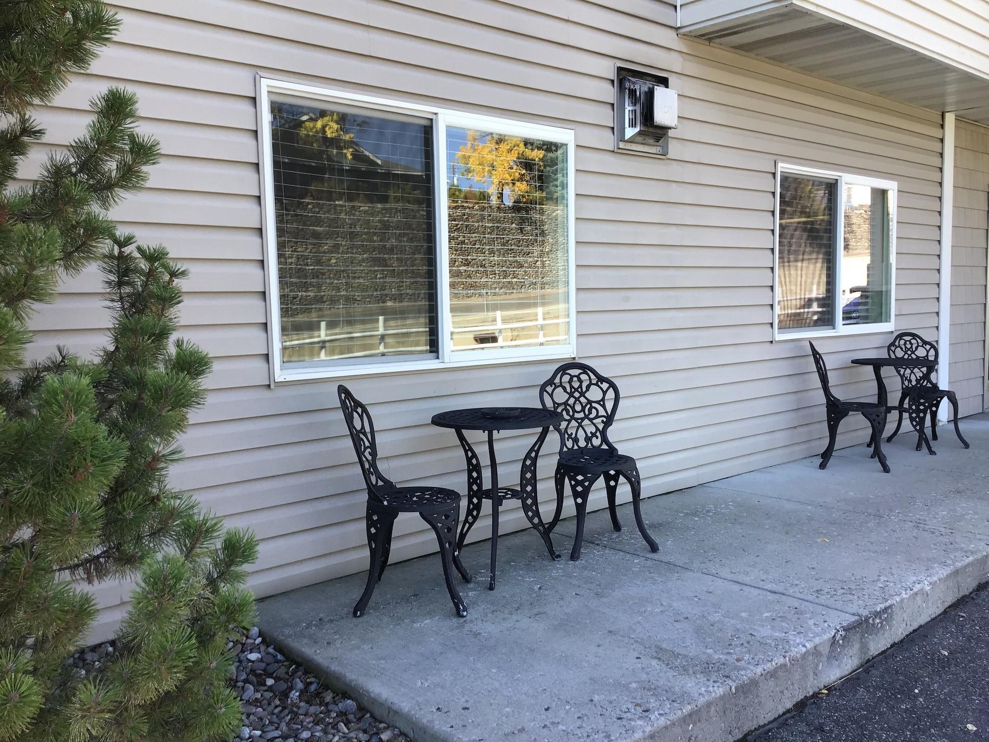 Vista Exterior Super 8 by Wyndham Salmon