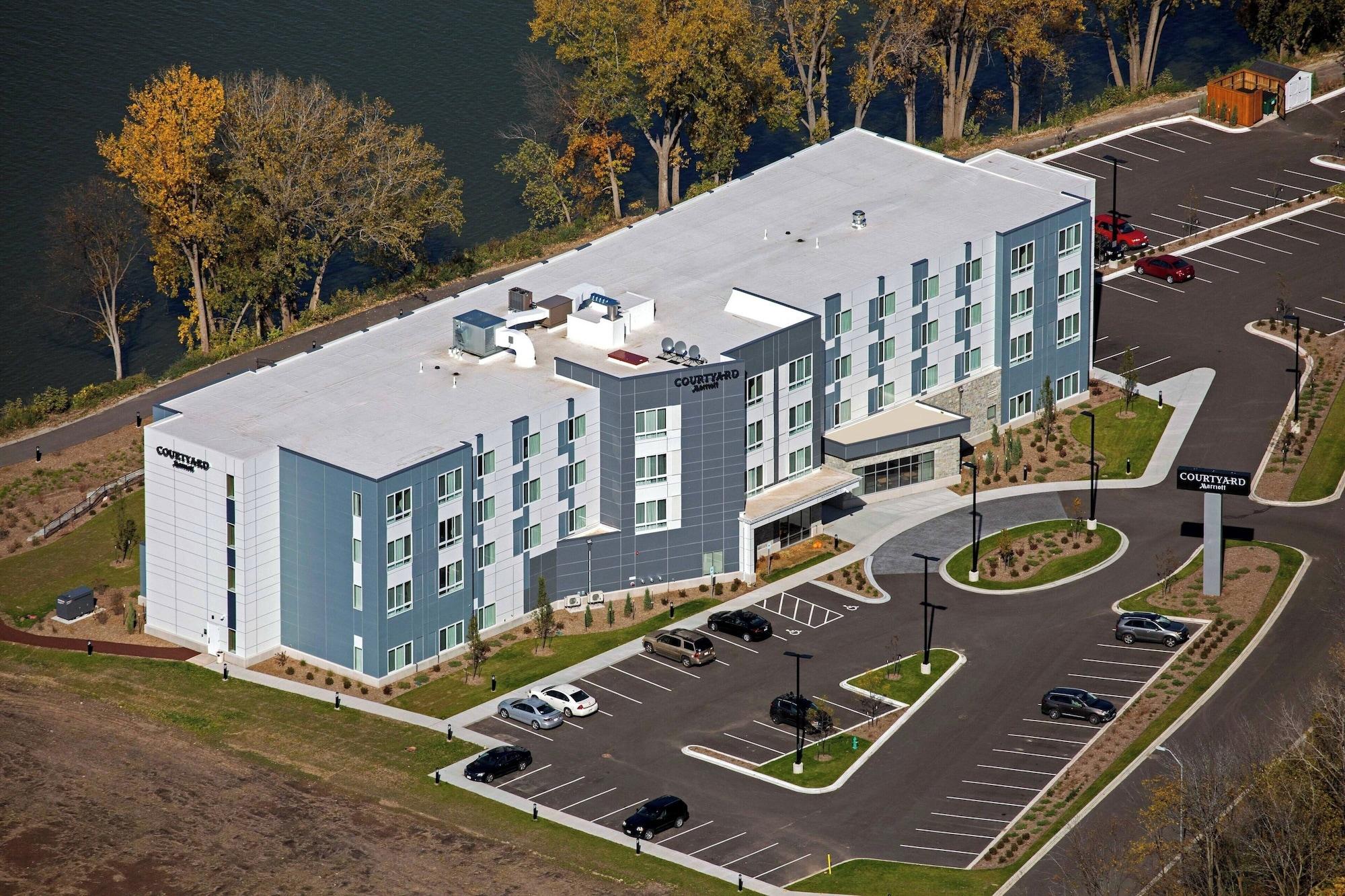 Vista Exterior Courtyard by Marriott Appleton Riverfront