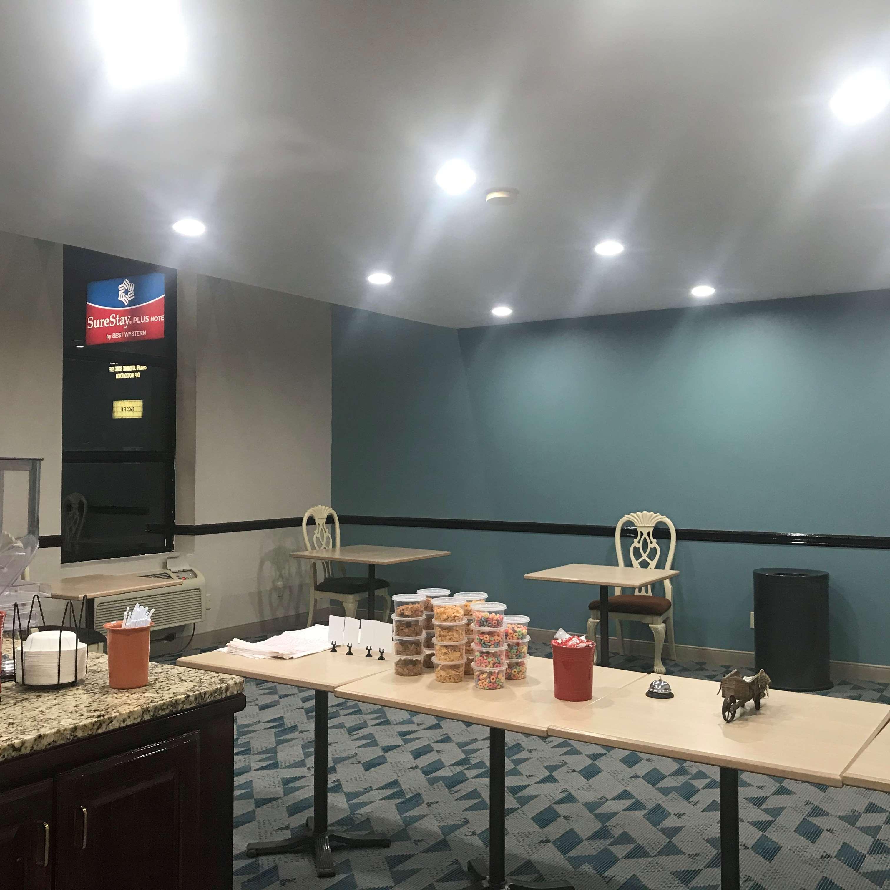 Restaurant SureStay Plus Hotel by Best Western Greenwood