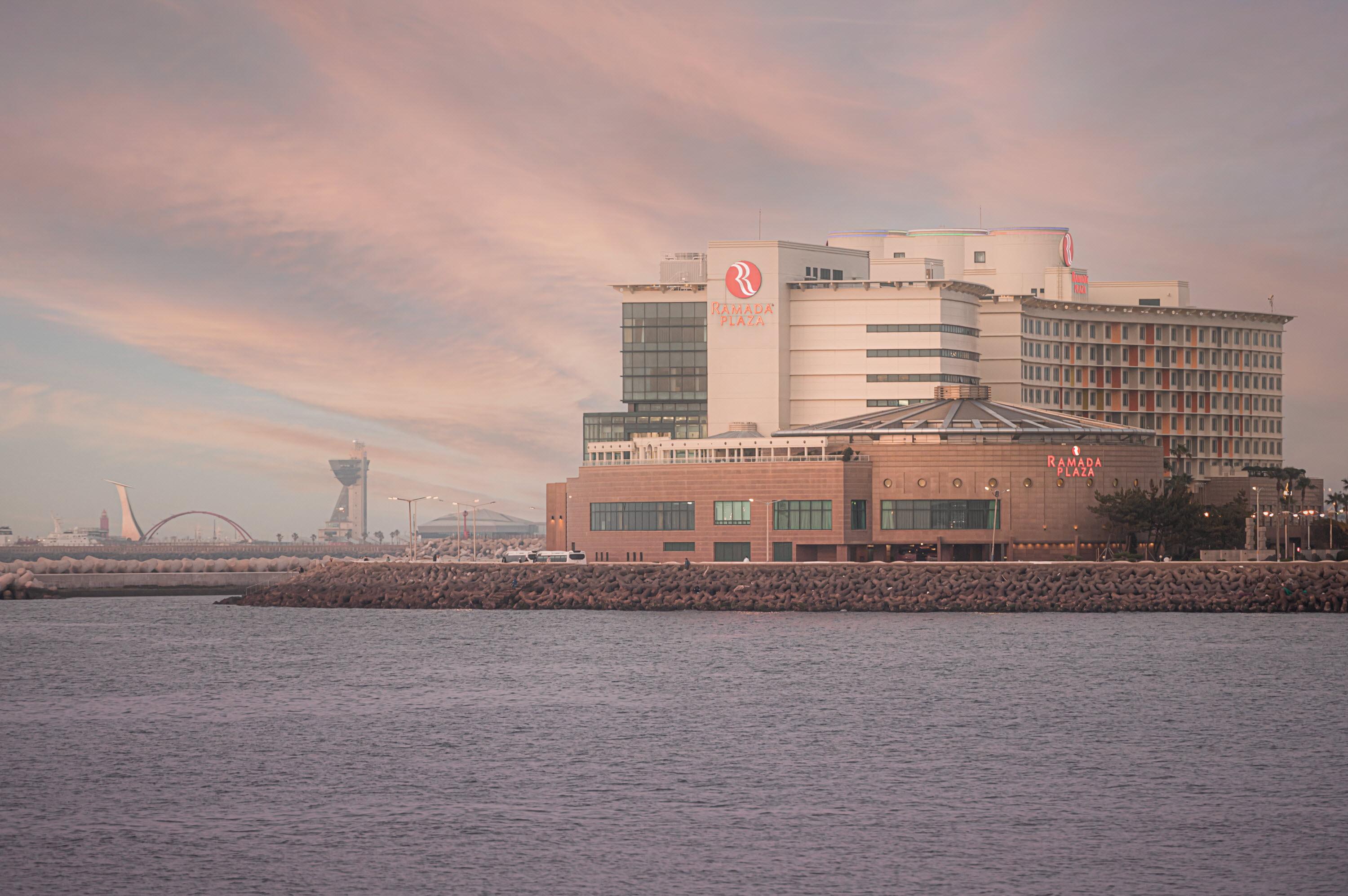 Vista Exterior Ramada Plaza by Wyndham Jeju Ocean Front