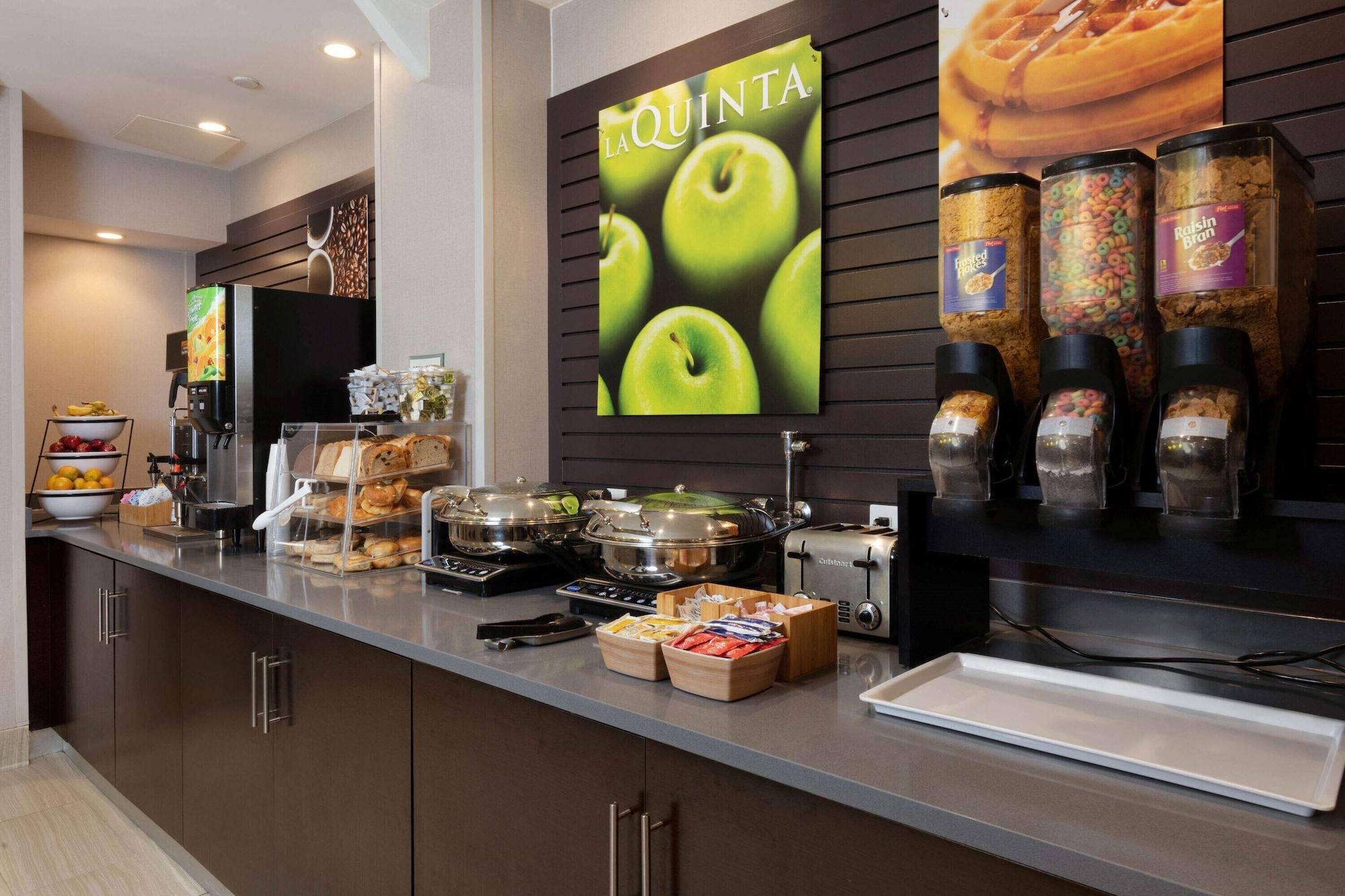 Restaurant La Quinta Inn & Suites by Wyndham New York City Central Park