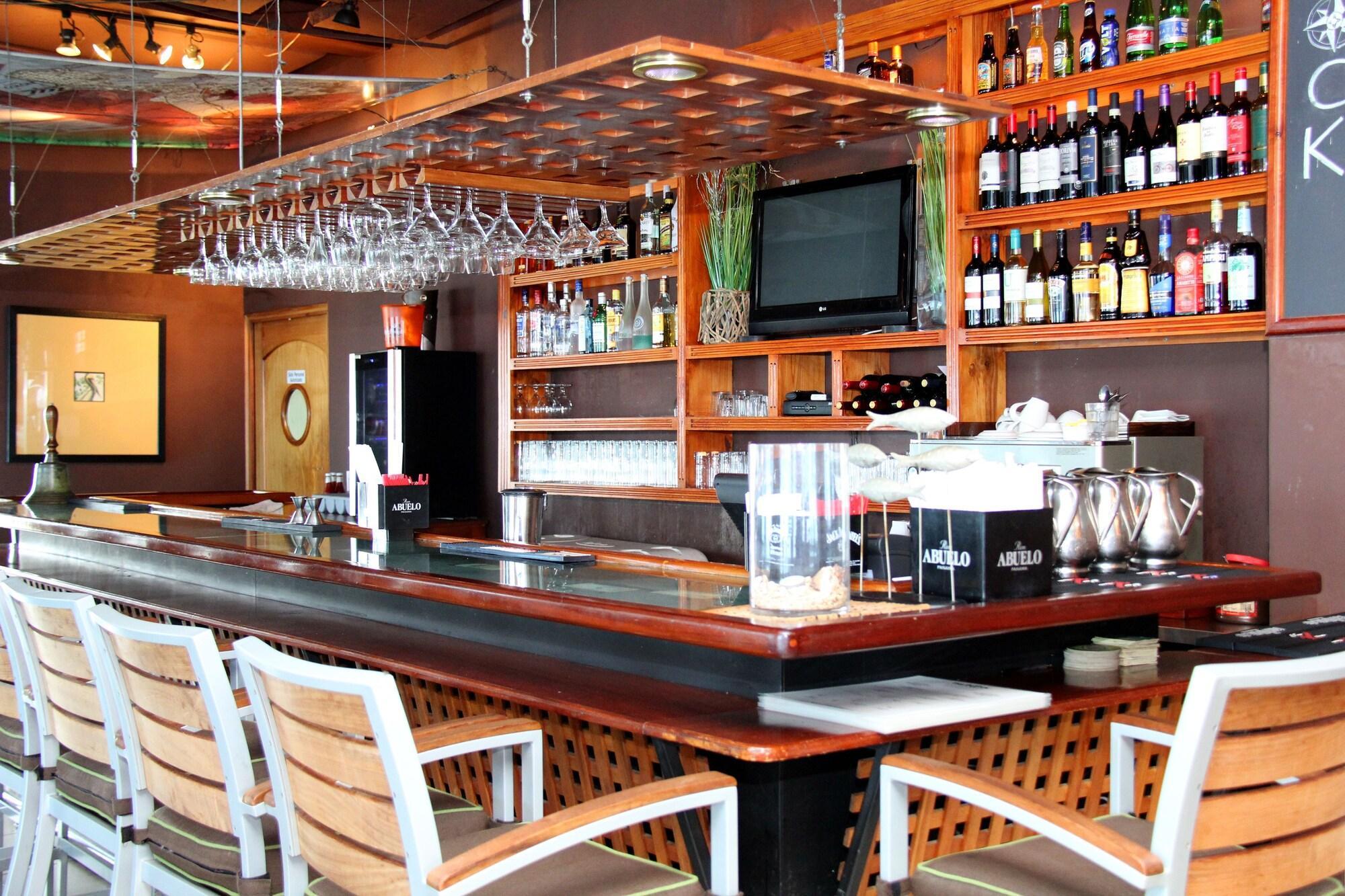 Bar/Salón Marina Hotel at Shelter Bay