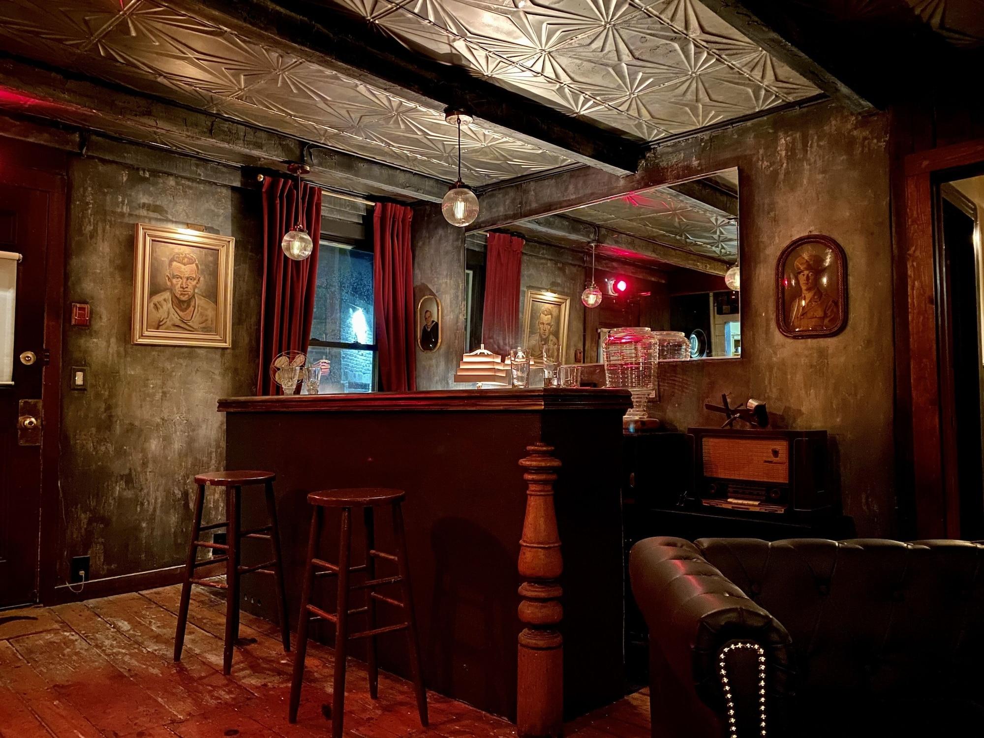 Vista Lobby Crew's Quarters Boarding House Caters to Men