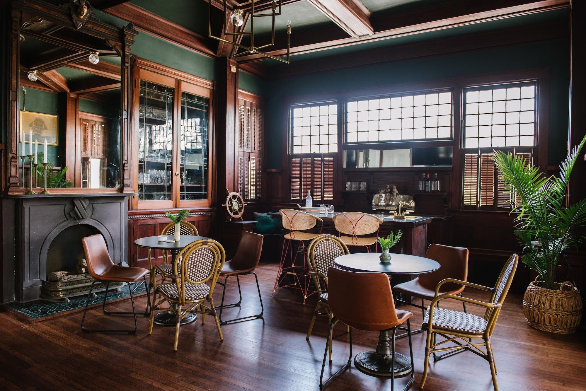 Bar/Salón Carr Mansion