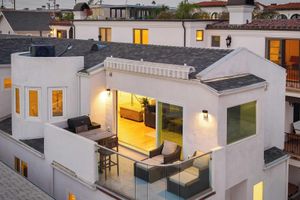 Alquiler Vacacional - Walk to Manhattan Beach Pier, Ocean Views, Balcony, & Peloton Casa Del Mar by Avantstay