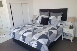 Alojamiento - Charmae Guest House by the river.
7 x Beds, (sleeps 10)
Plus powered van site