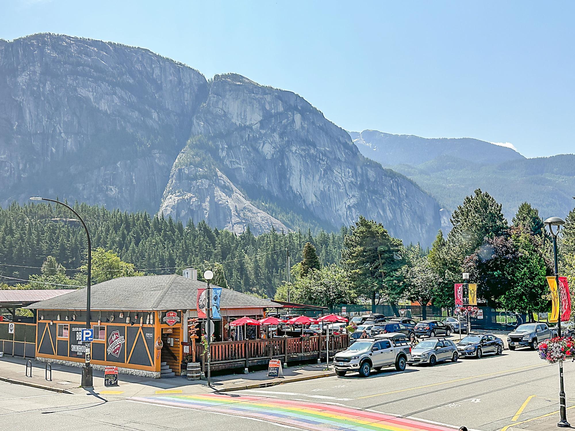 Varios Crash Hotel Squamish