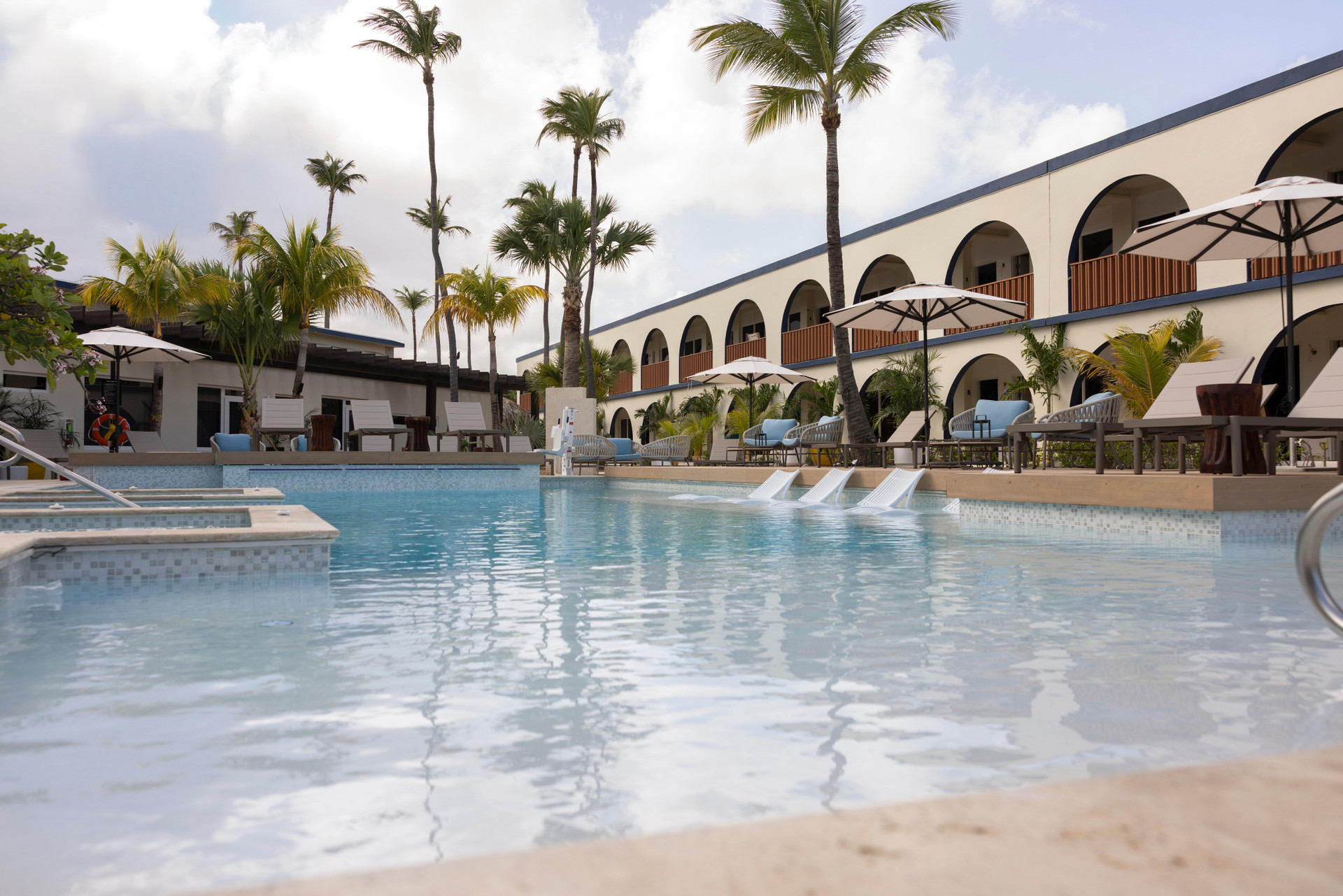 Vista Piscina voco Surfside Aruba by IHG