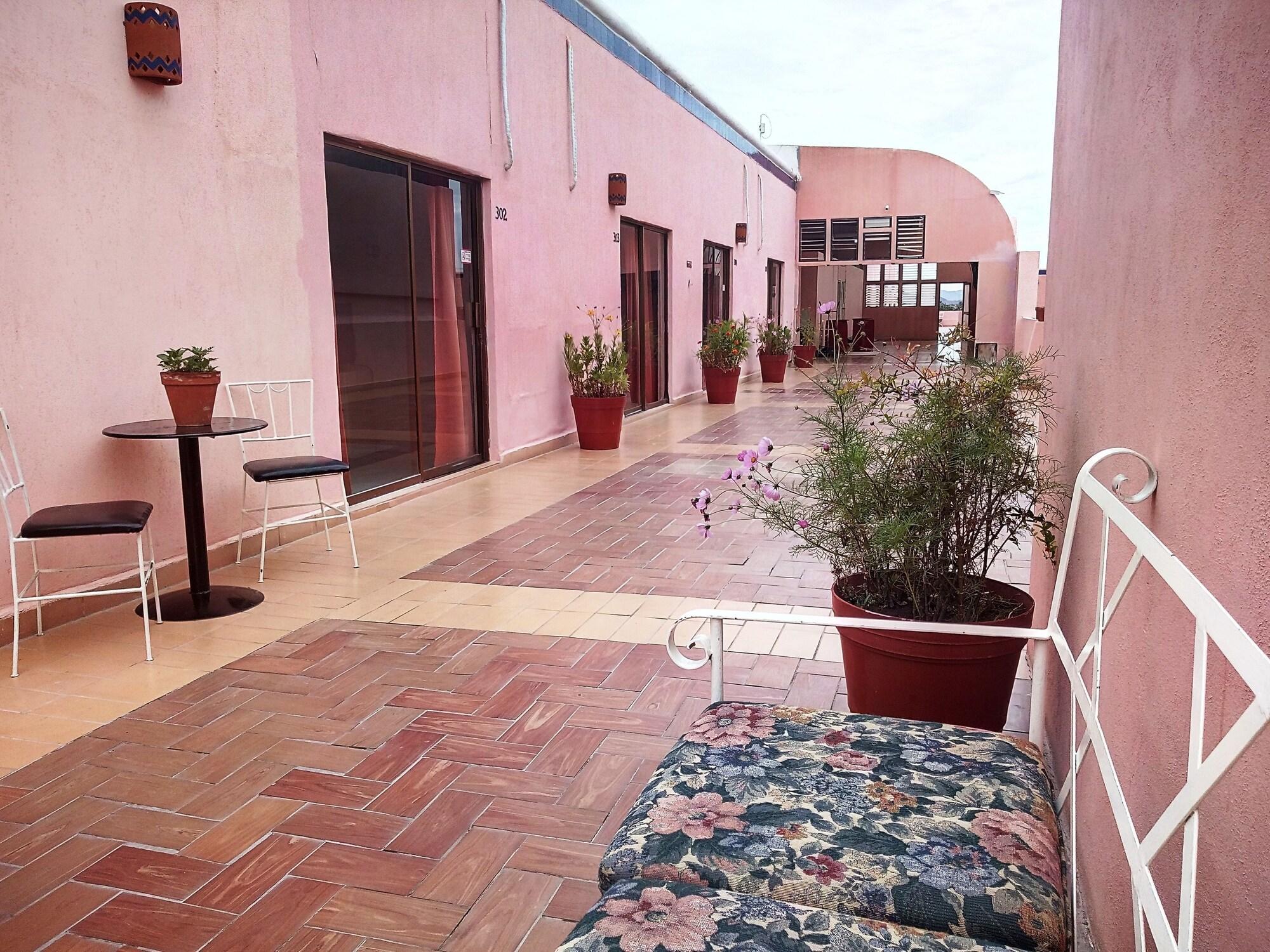 Vista Lobby Los Jitos Hotel & Suites