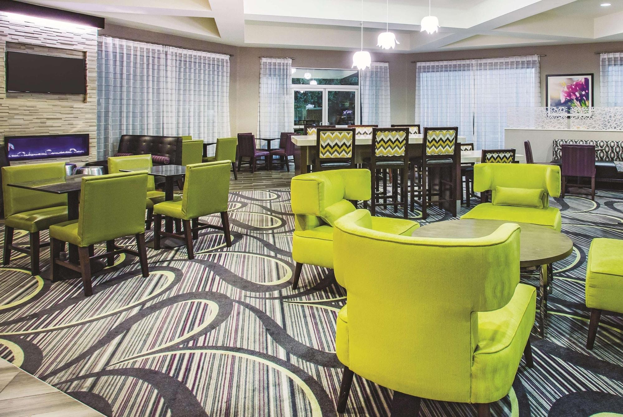 Vista Lobby La Quinta Inn & Suites by Wyndham Las Vegas Summerlin Tech