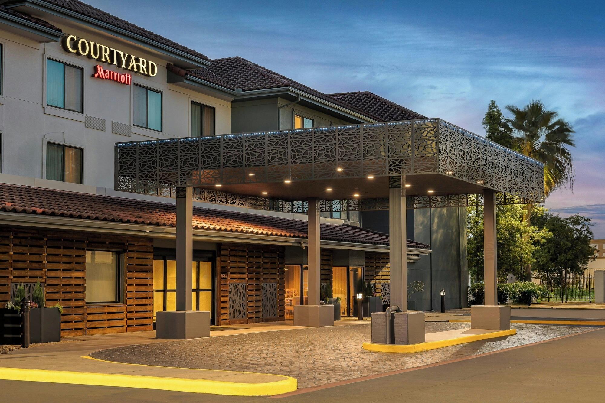 Vista Exterior Courtyard by Marriott Houston Rice University