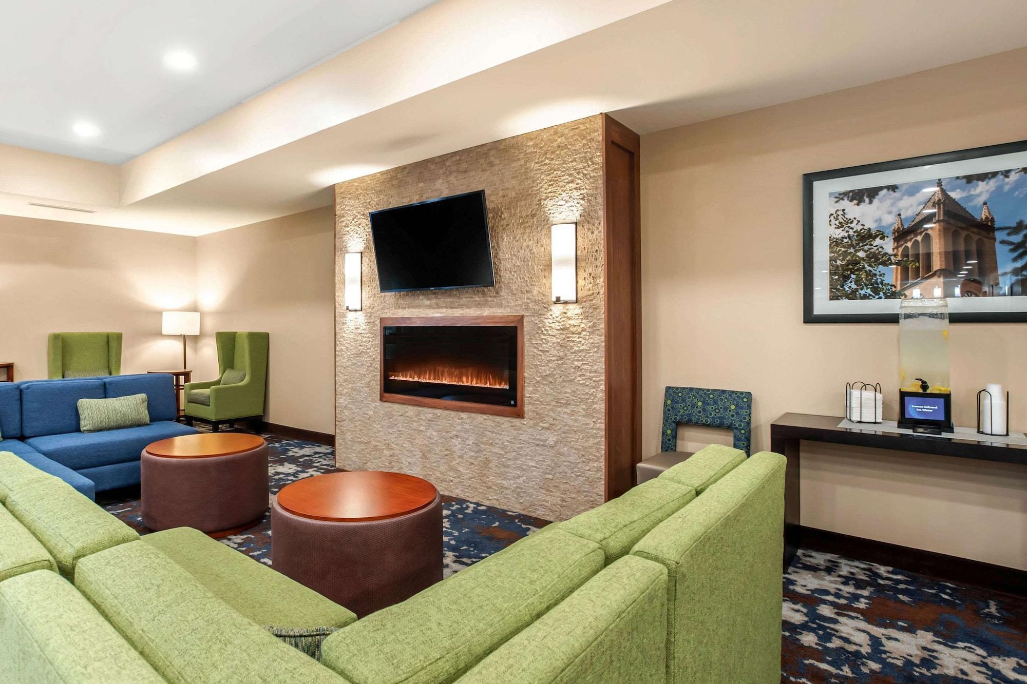 Vista Lobby Comfort Inn and Suites Ames near ISU Campus