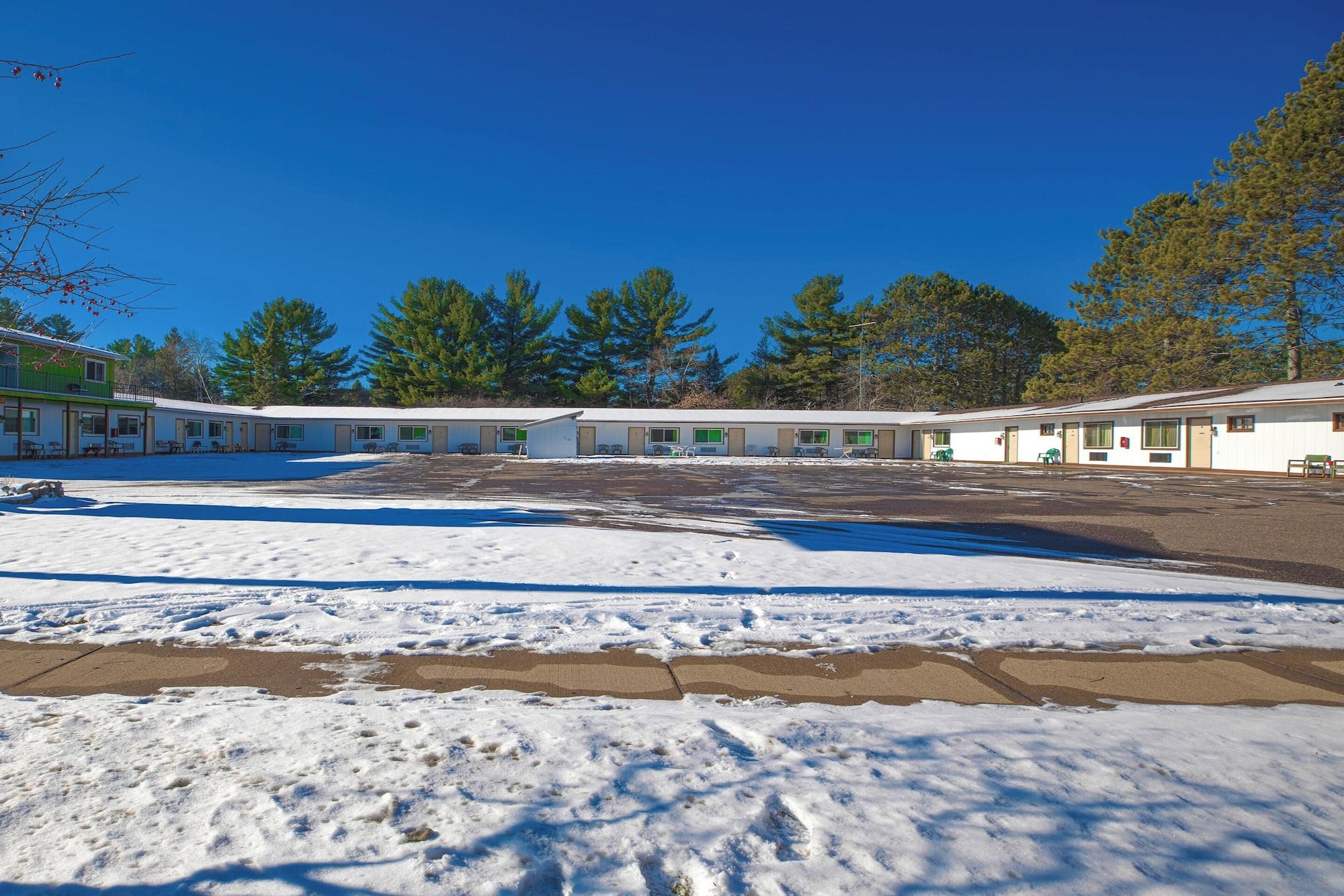 Vista Exterior Love Hotels Tomahawk by OYO at Lake Mohawksin WI